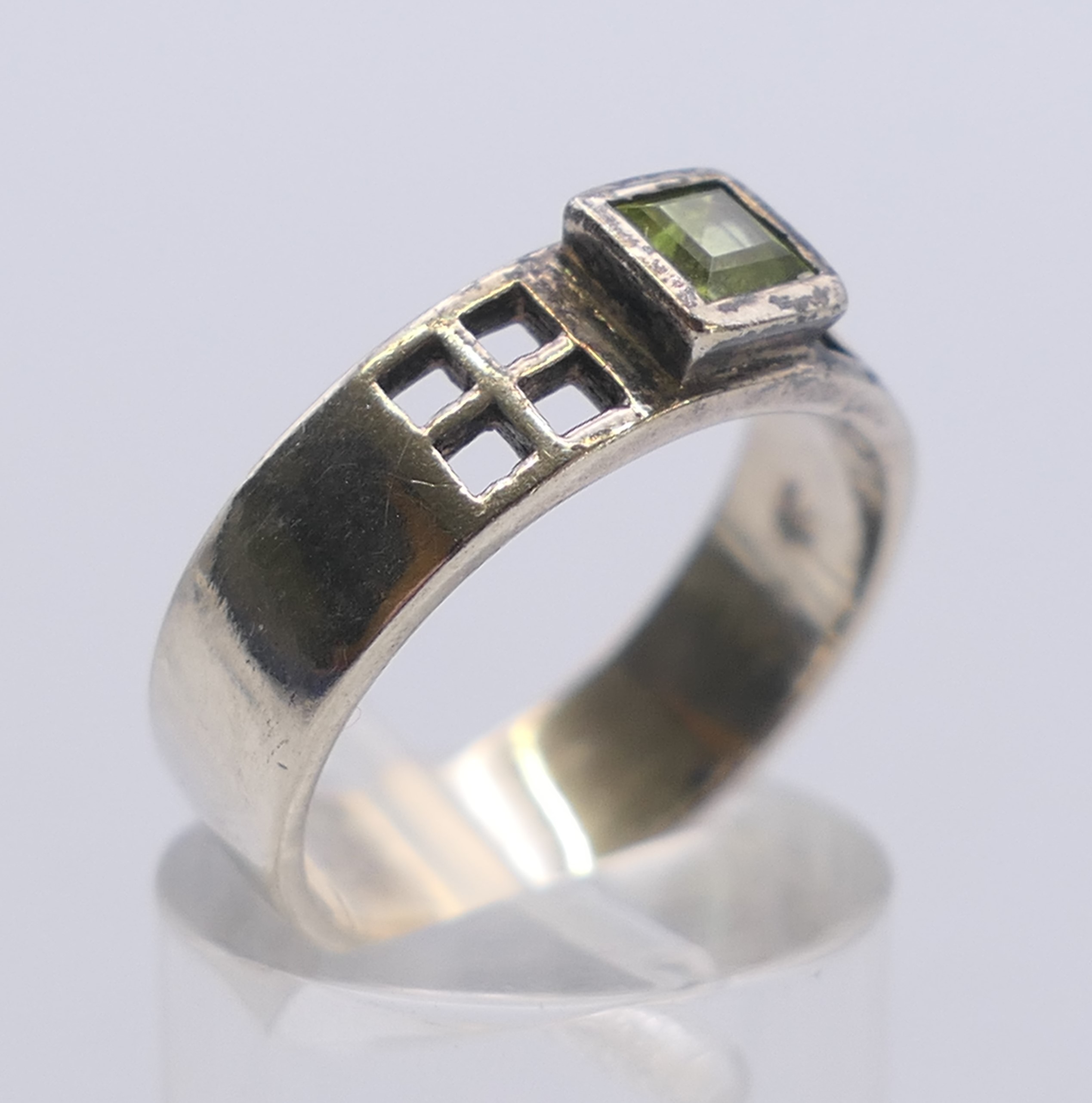 Four silver rings. Green stone ring size P. - Image 12 of 13