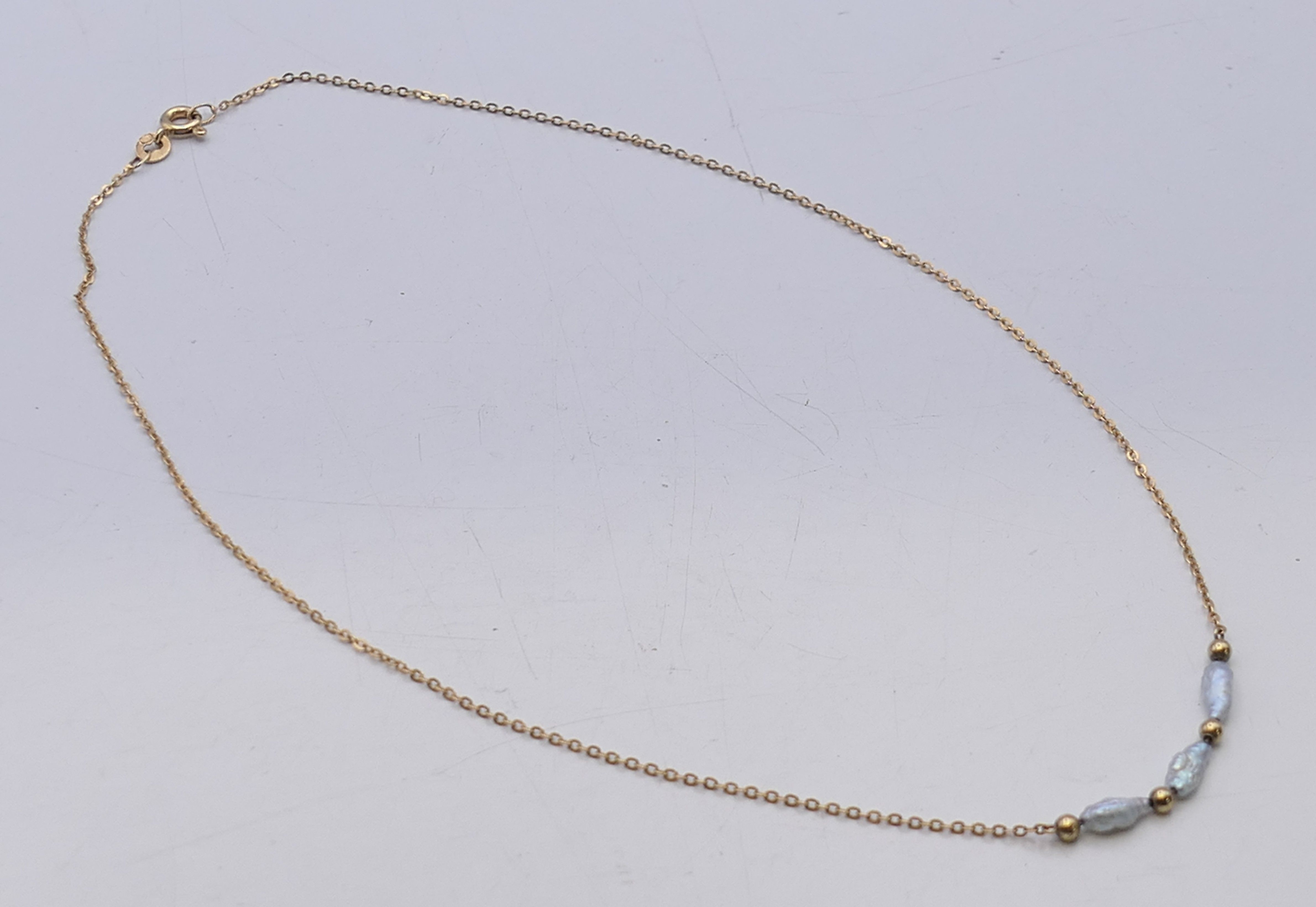 A 9 ct gold and pearl necklace. Approximately 40 cm long. 1.7 grammes total weight. - Image 5 of 10