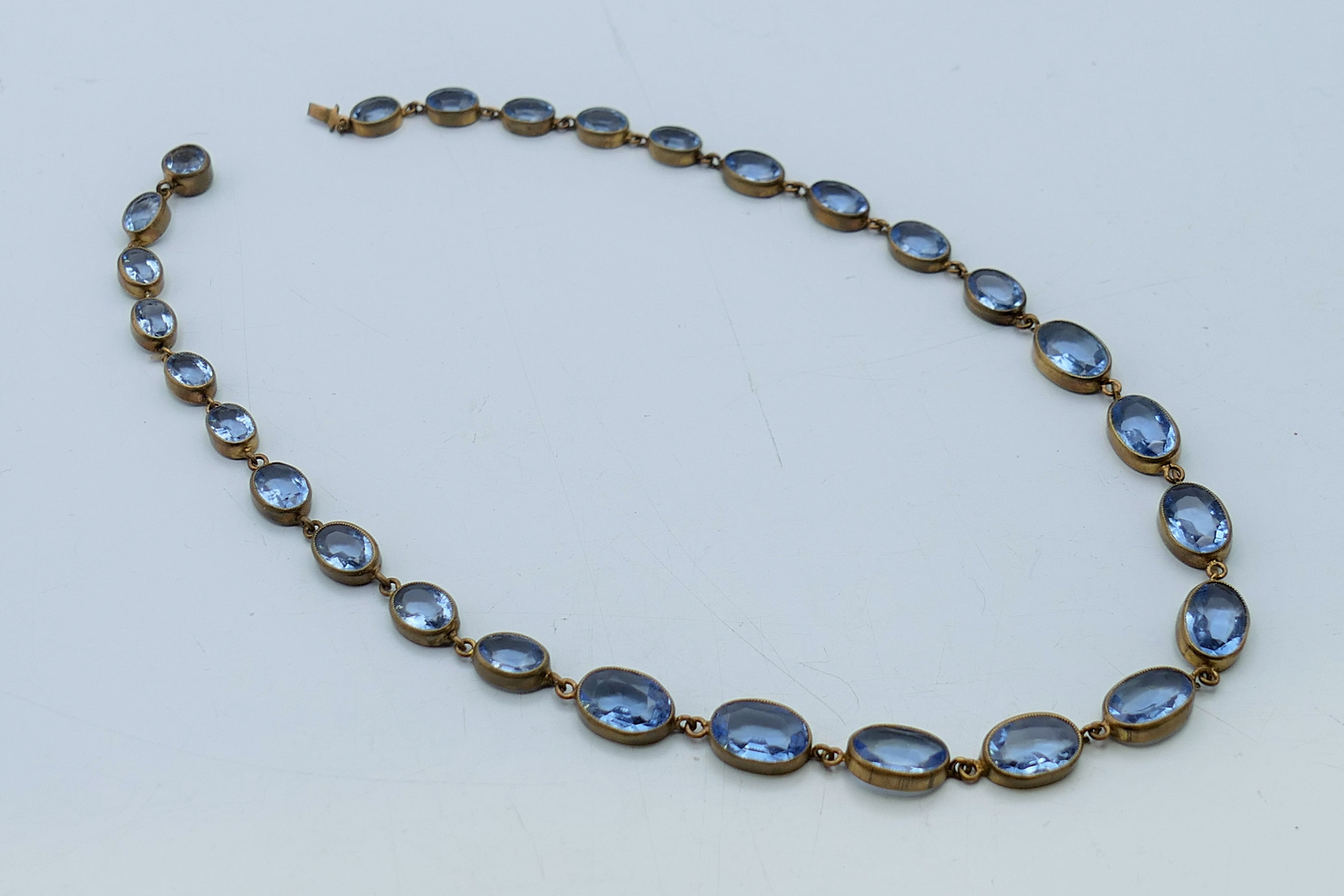A vintage graduated blue stone necklace. 40 cm long.