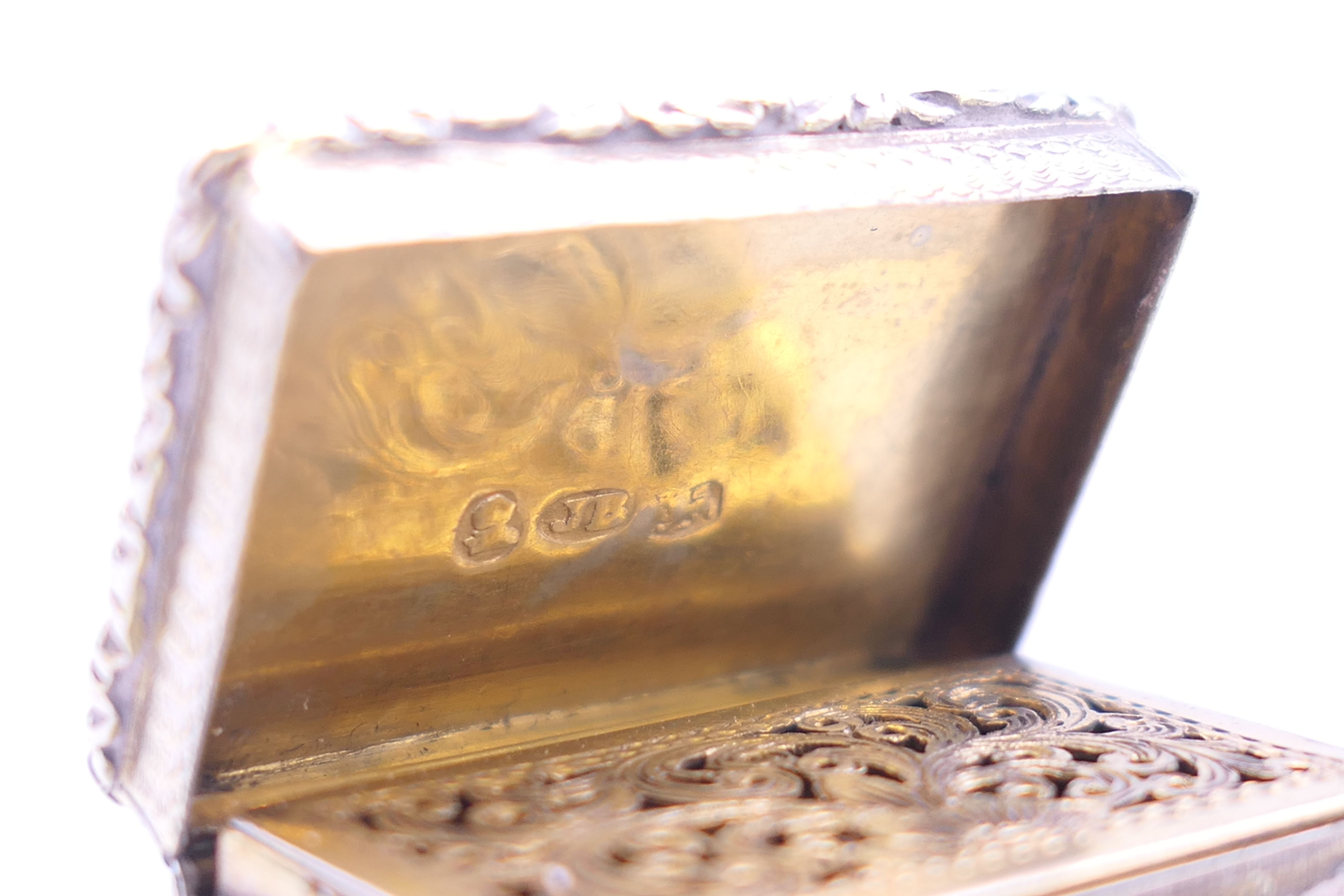 A Georgian silver gilt vinaigrette. 3.5 cm x 2.5 cm. - Image 3 of 4