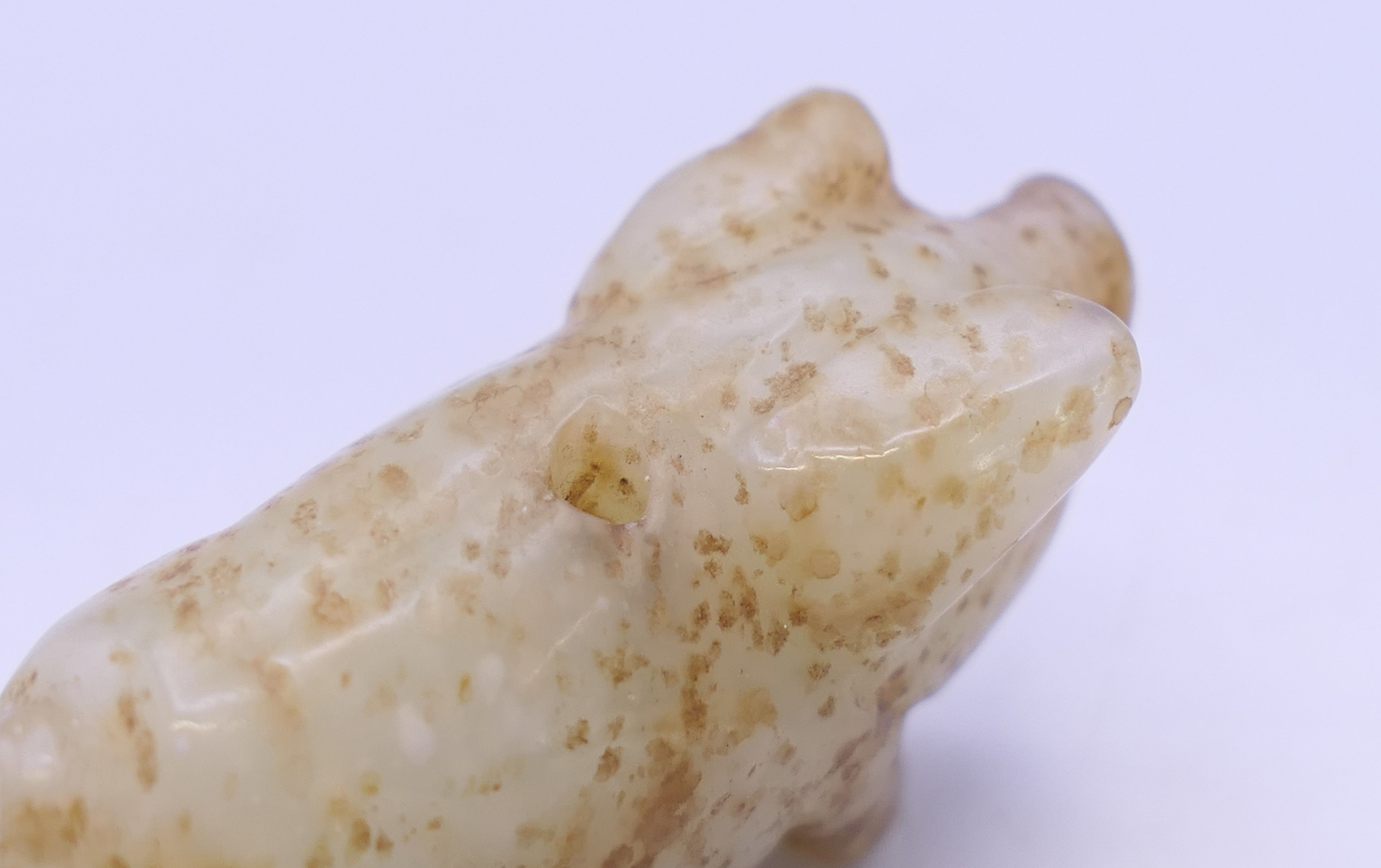 A jade pig and a jade pendant carving. Pig 2.5 cm high, pendant 9.5 x 8.5 cm. - Image 8 of 8