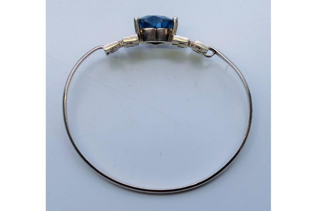 A silver bangle with heart shaped blue stone. Heart 1.5 cm high. - Image 6 of 6