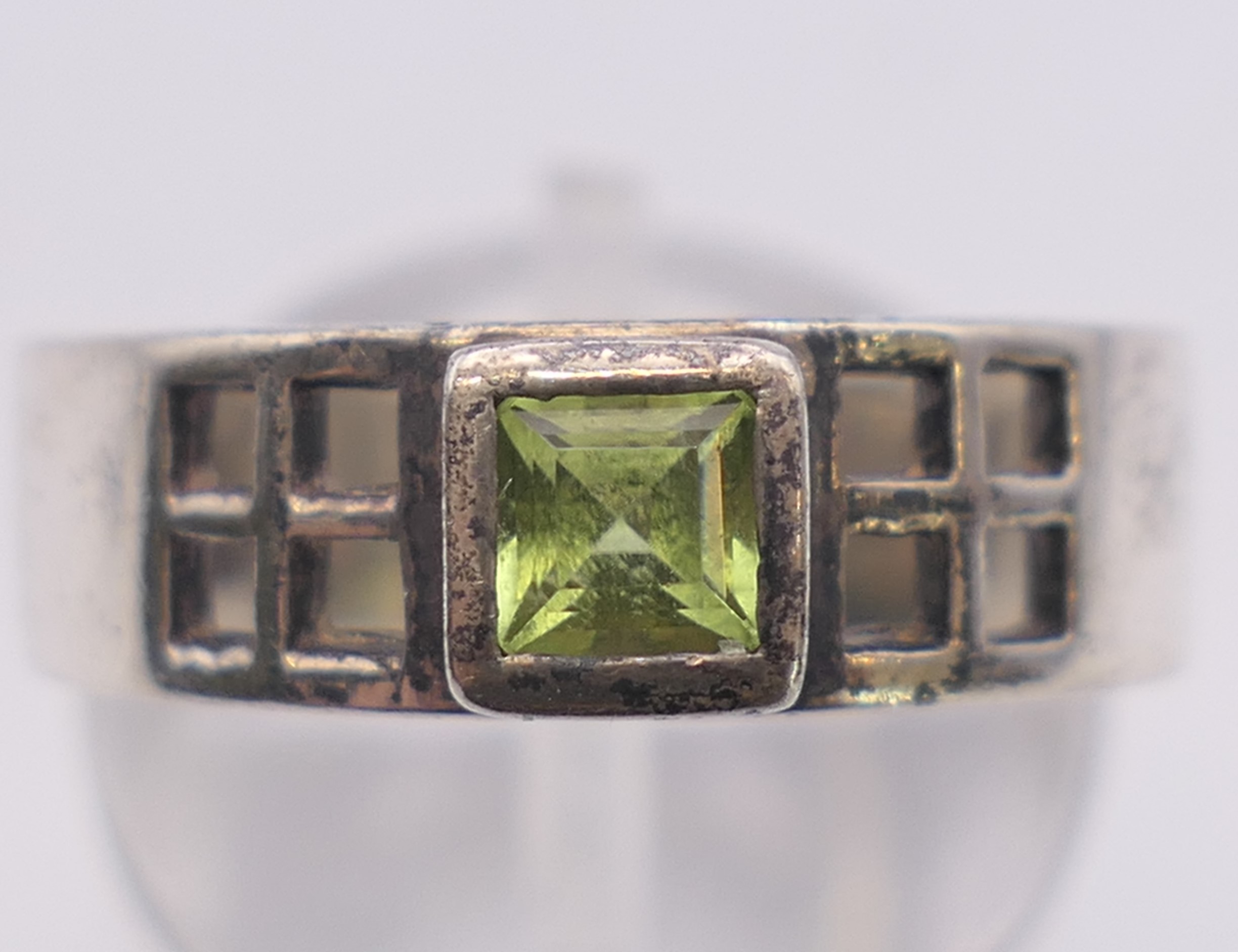 Four silver rings. Green stone ring size P. - Image 11 of 13