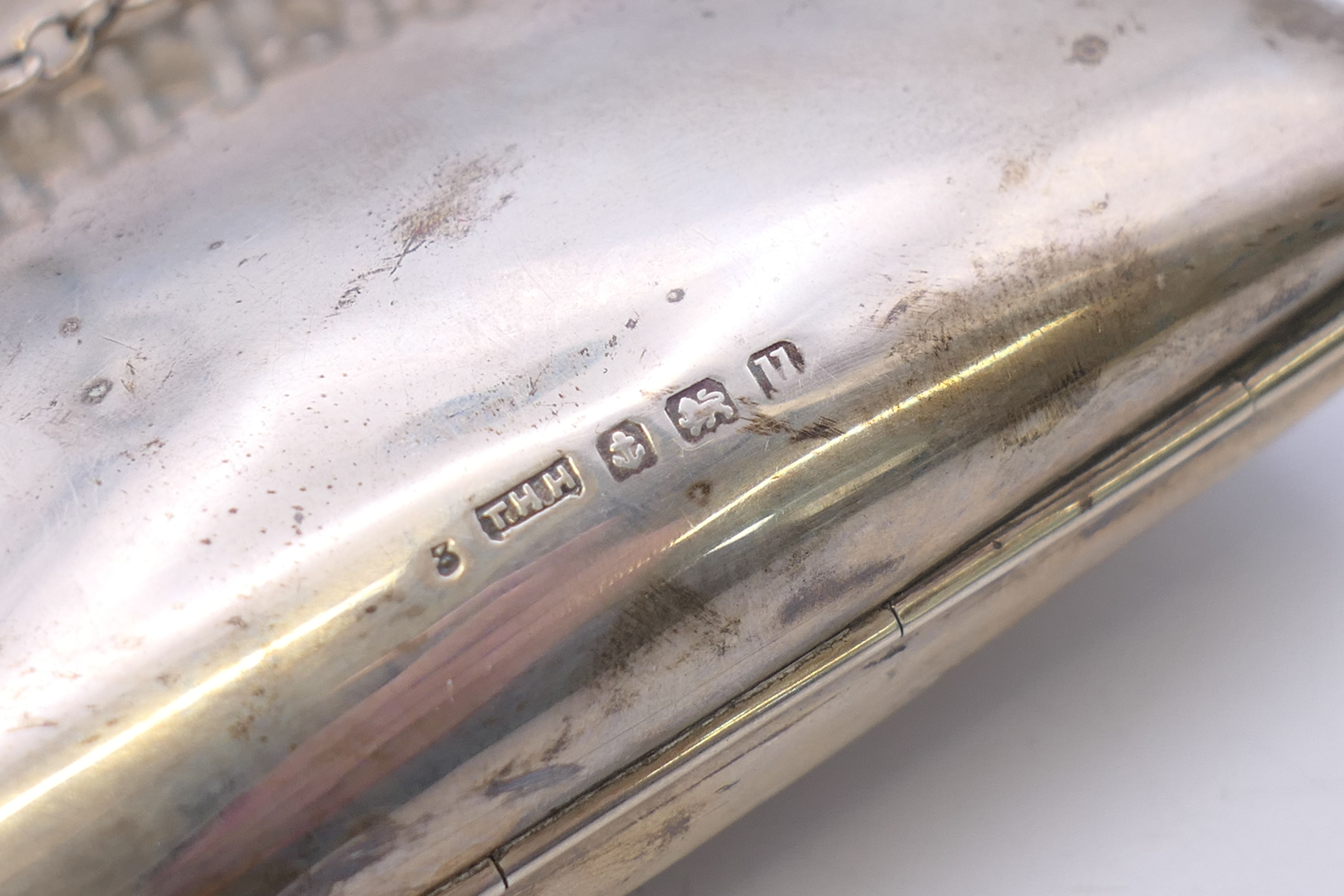 A silver purse. 8 cm x 10 cm. 72 grammes total weight. - Image 5 of 6