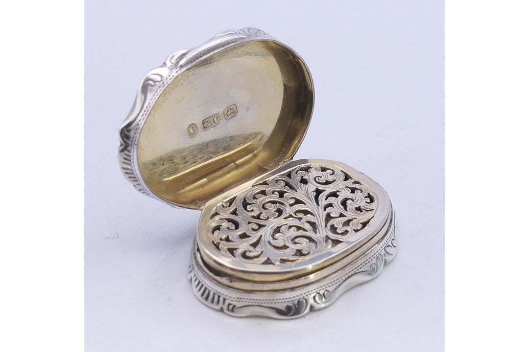 A Victorian silver vinaigrette by George Unite. 4.5 cm x 3.25 cm. - Image 2 of 4