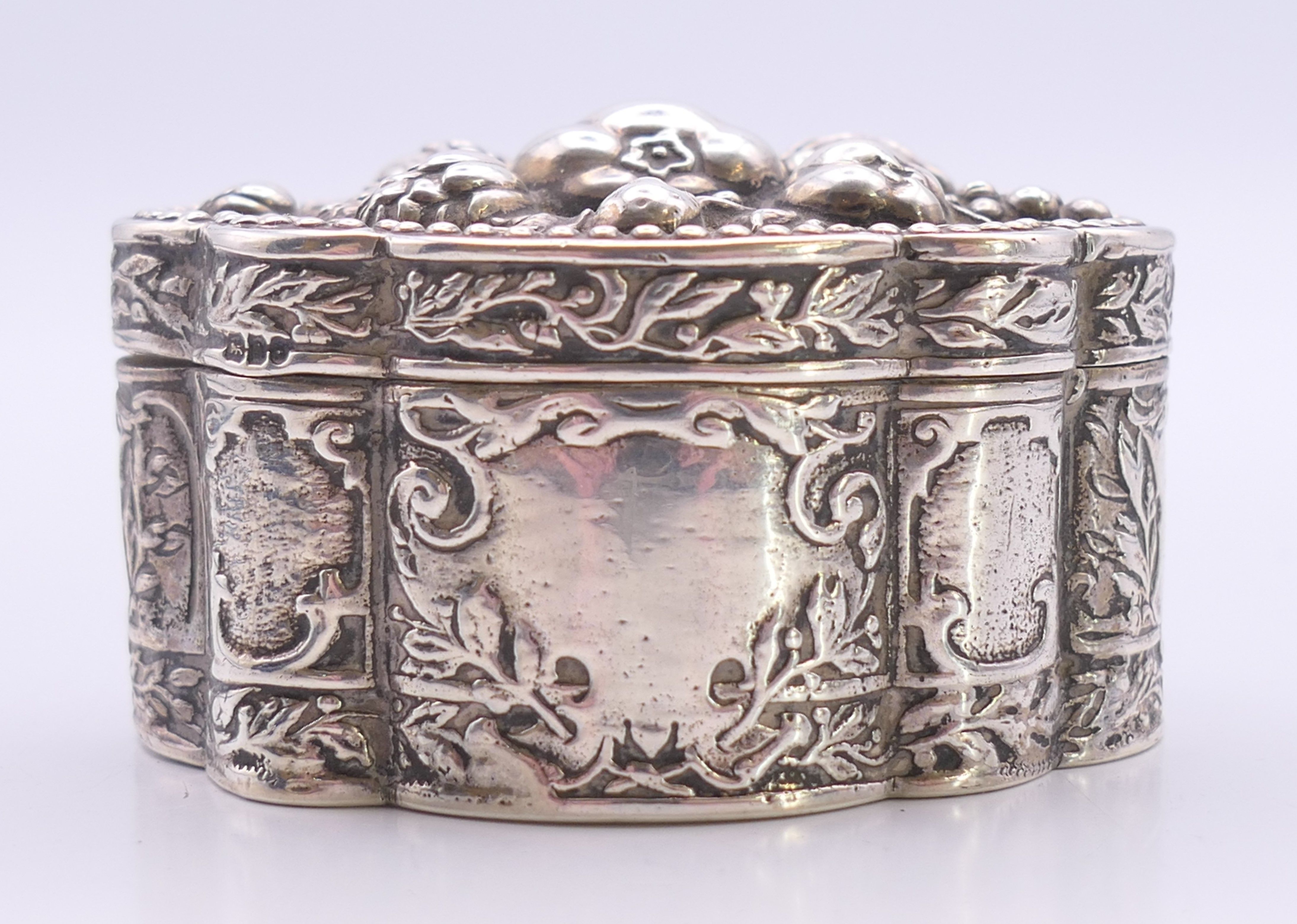 A Continental embossed silver box. 94.8 grammes. 4 cm high. - Image 2 of 6
