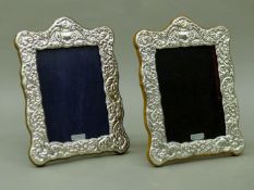 A pair of silver photo frames. Each 14.5 x 19 cm.