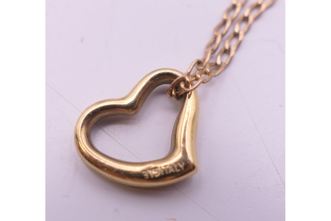 A 9 ct gold heart shaped pendant on a 9 ct gold fine chain. Pendant 1 cm x 1 cm, chain 42 cm long. - Image 4 of 9