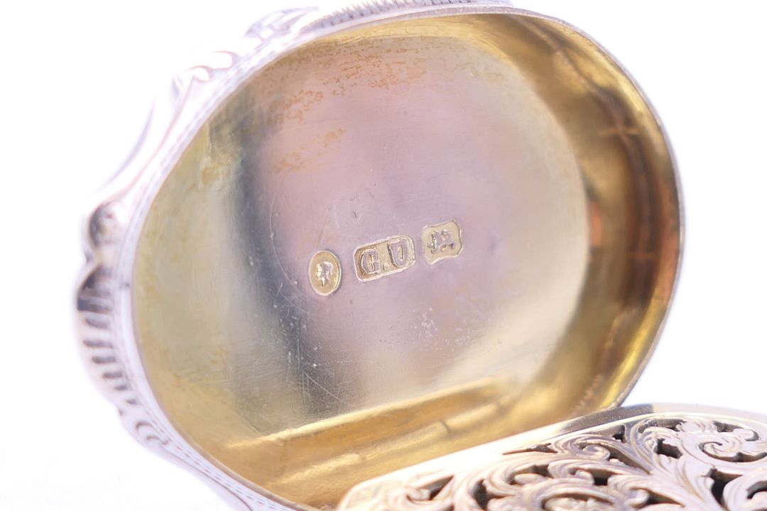 A Victorian silver vinaigrette by George Unite. 4.5 cm x 3.25 cm. - Image 3 of 4