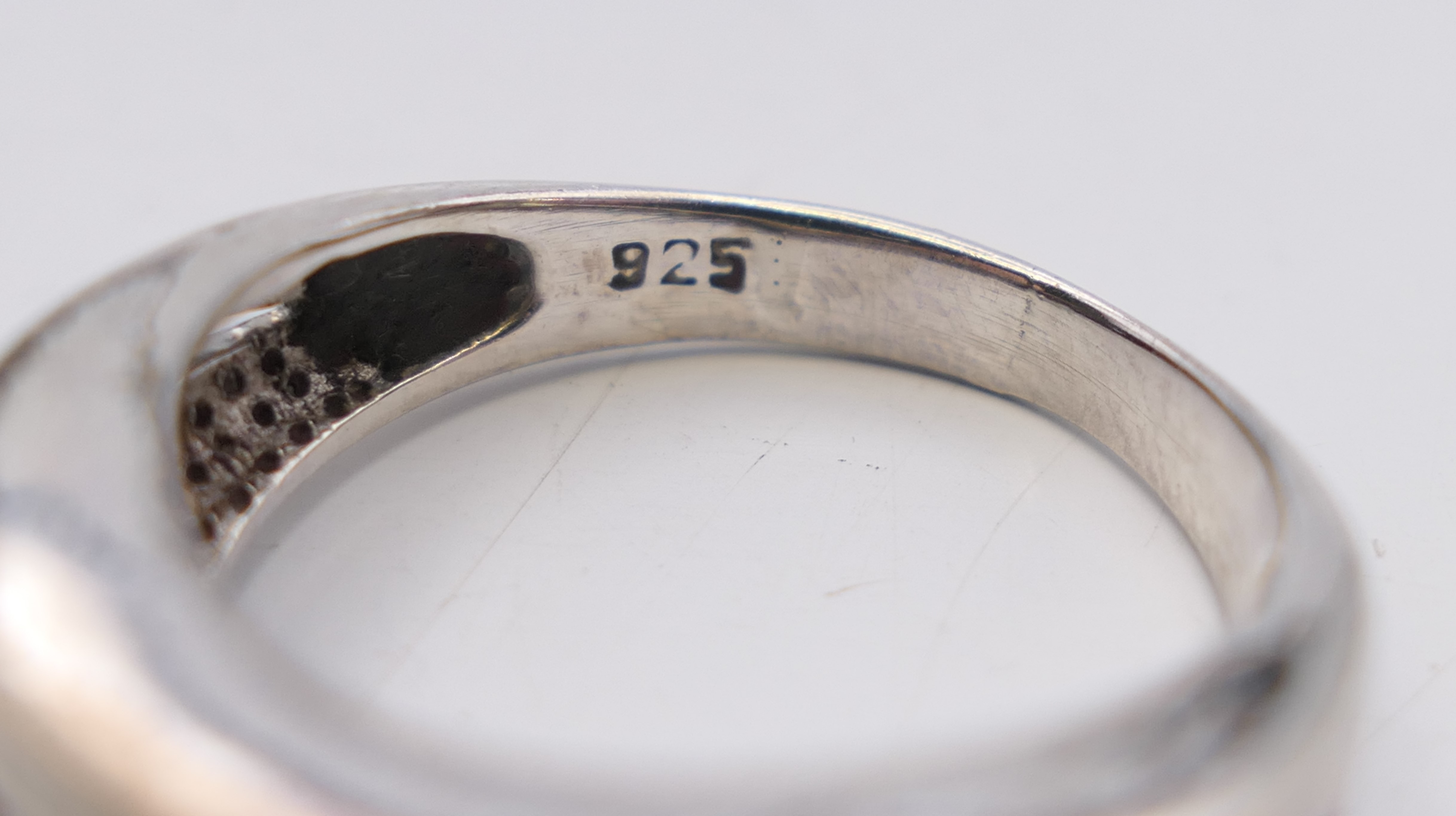 Four silver rings. Green stone ring size P. - Image 10 of 13