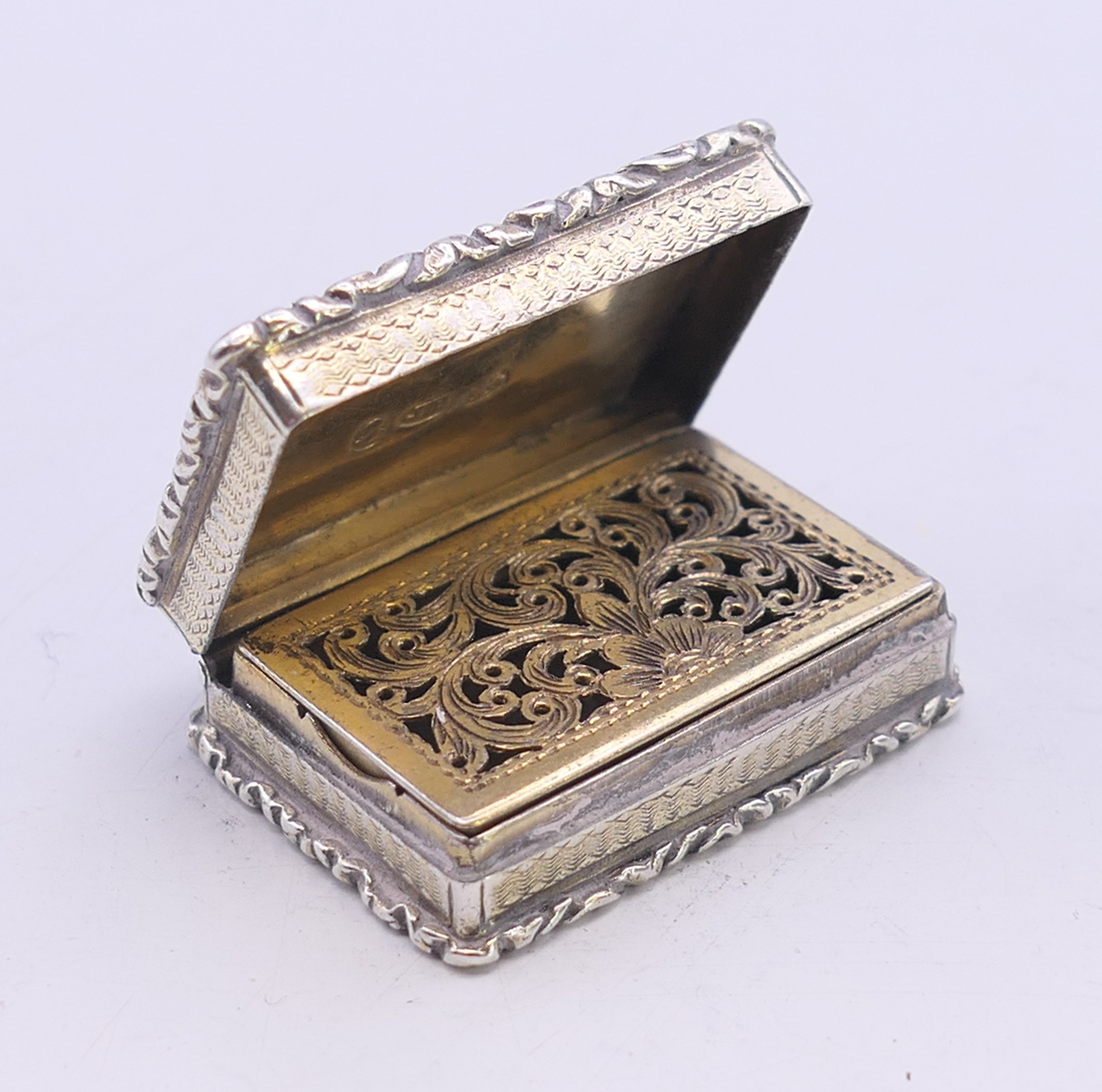 A Georgian silver gilt vinaigrette. 3.5 cm x 2.5 cm. - Image 2 of 4