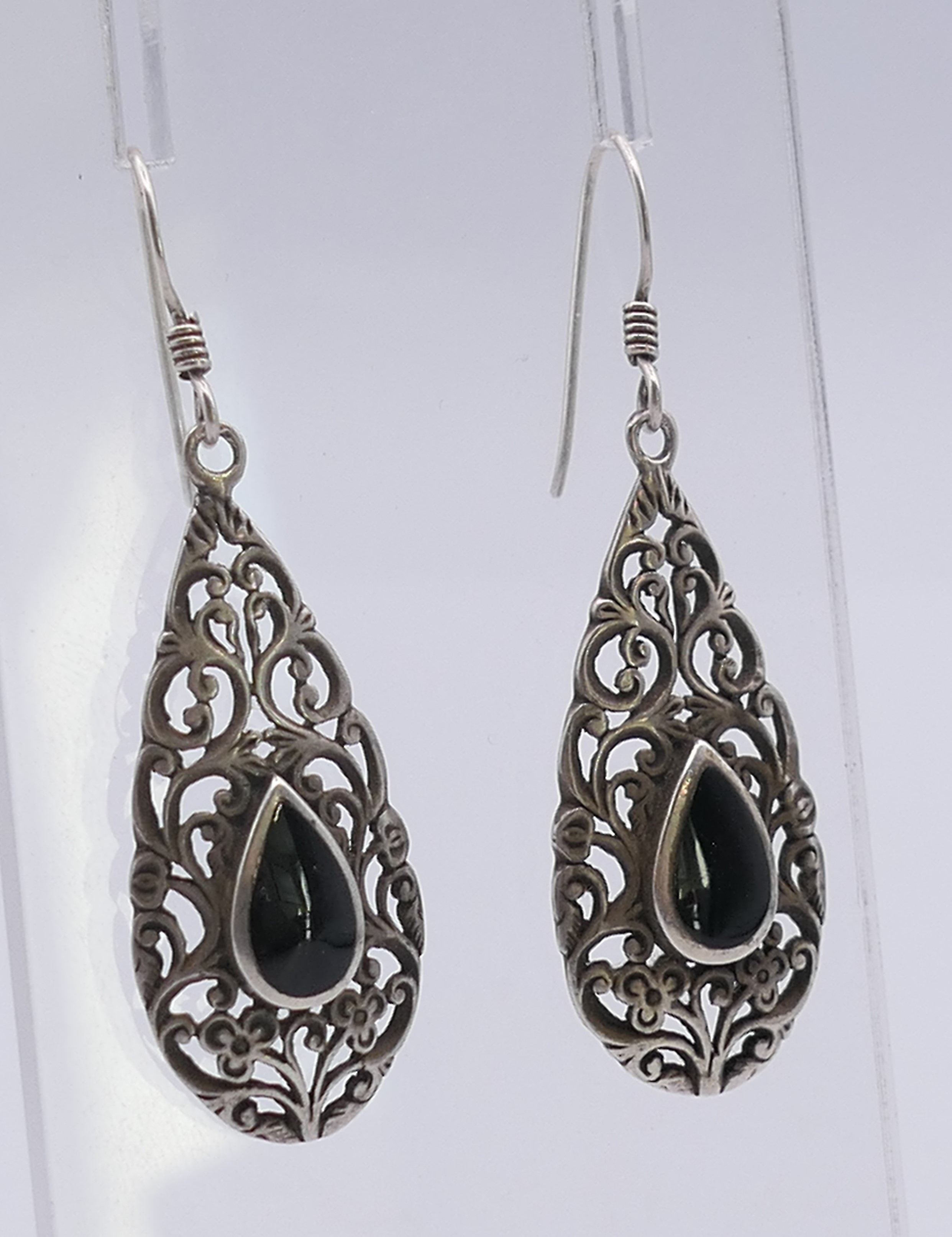 A pair of silver earrings set with black onyx. 4 cm high. - Image 2 of 4