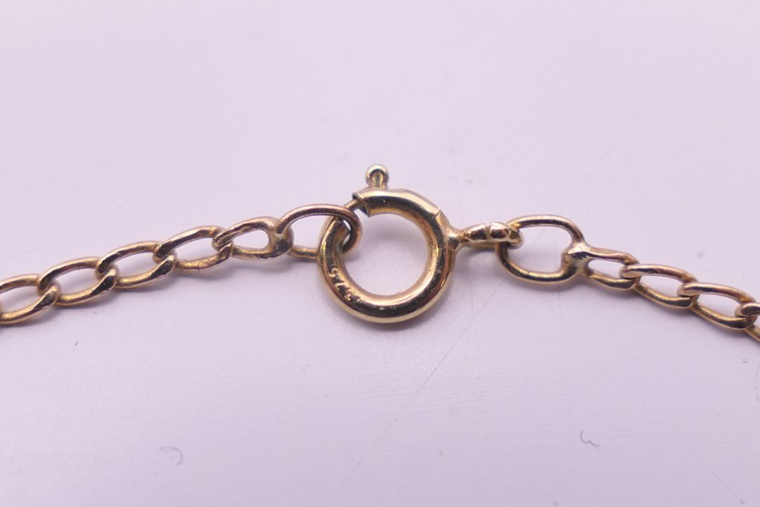 A 9 ct gold heart shaped pendant on a 9 ct gold fine chain. Pendant 1 cm x 1 cm, chain 42 cm long. - Image 9 of 9
