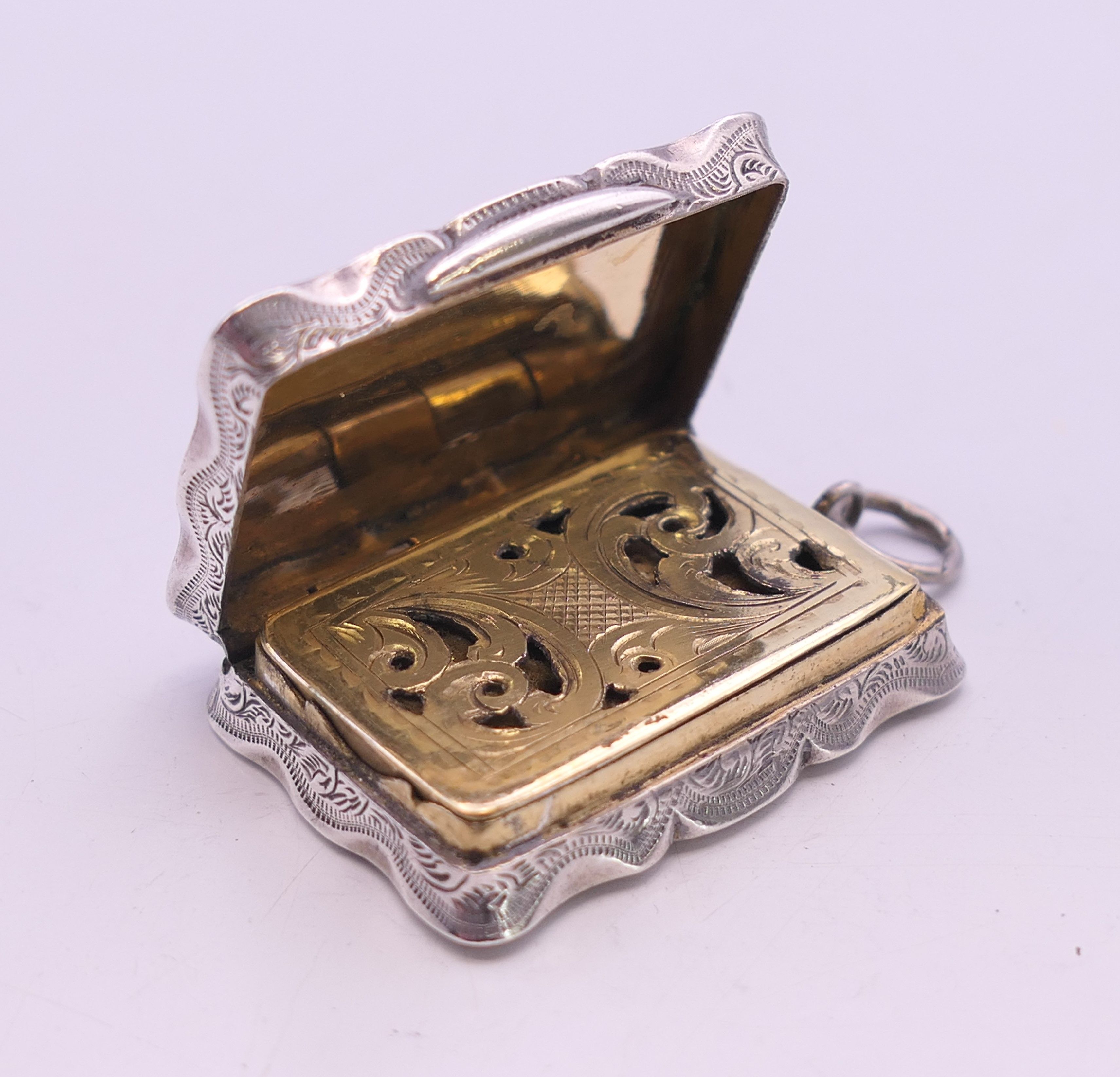 Two Victorian silver vinaigrettes. The larger 3.75 cm x 2.5 cm. - Image 7 of 9