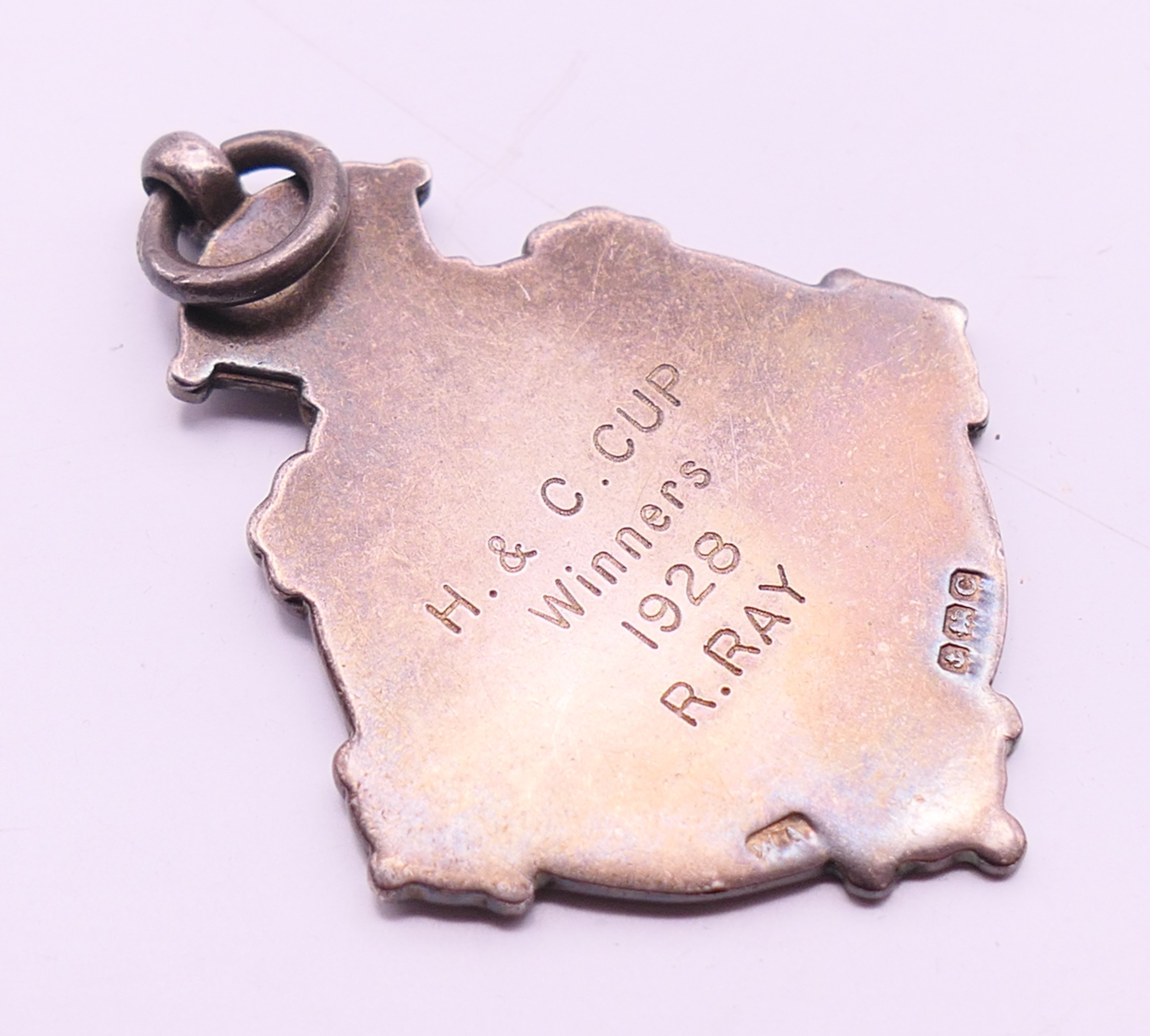A silver fob with rose gold inlay. 4.5 cm high. - Image 3 of 4