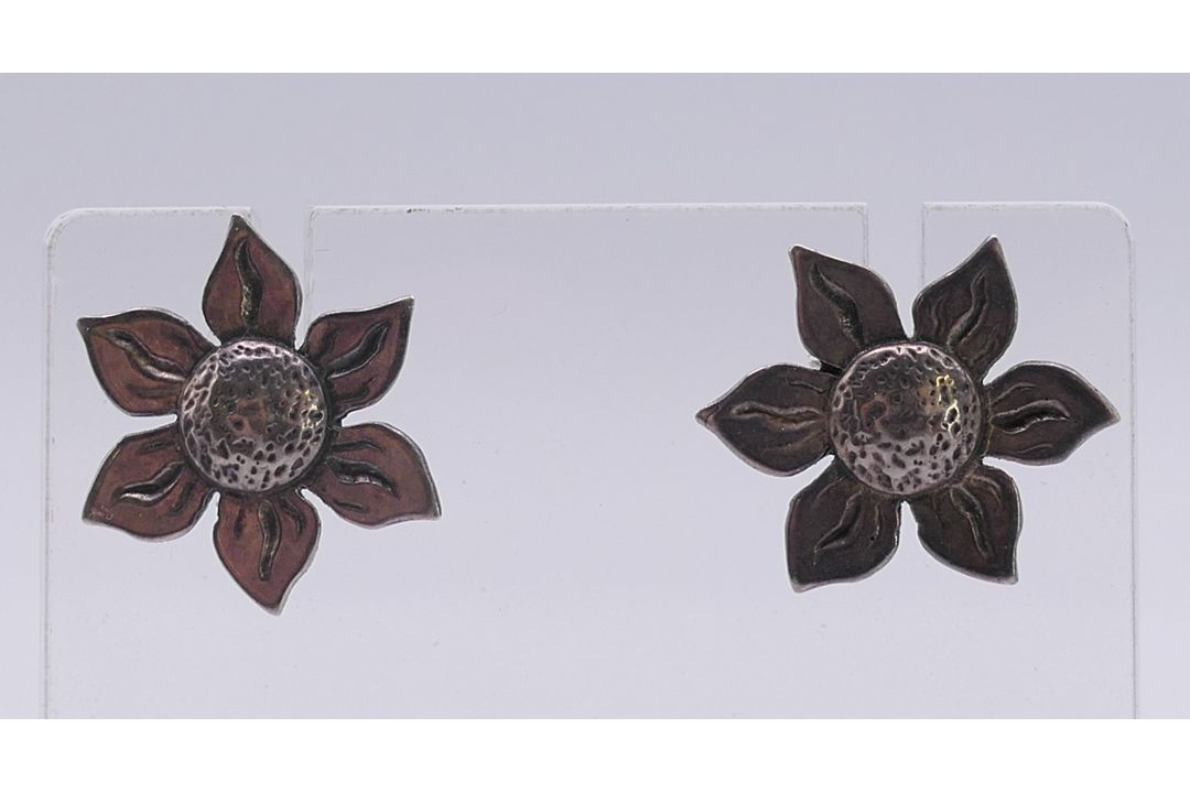 Four pairs of silver earrings. Sunflower earrings approximately 2 cm diameter. - Image 5 of 13