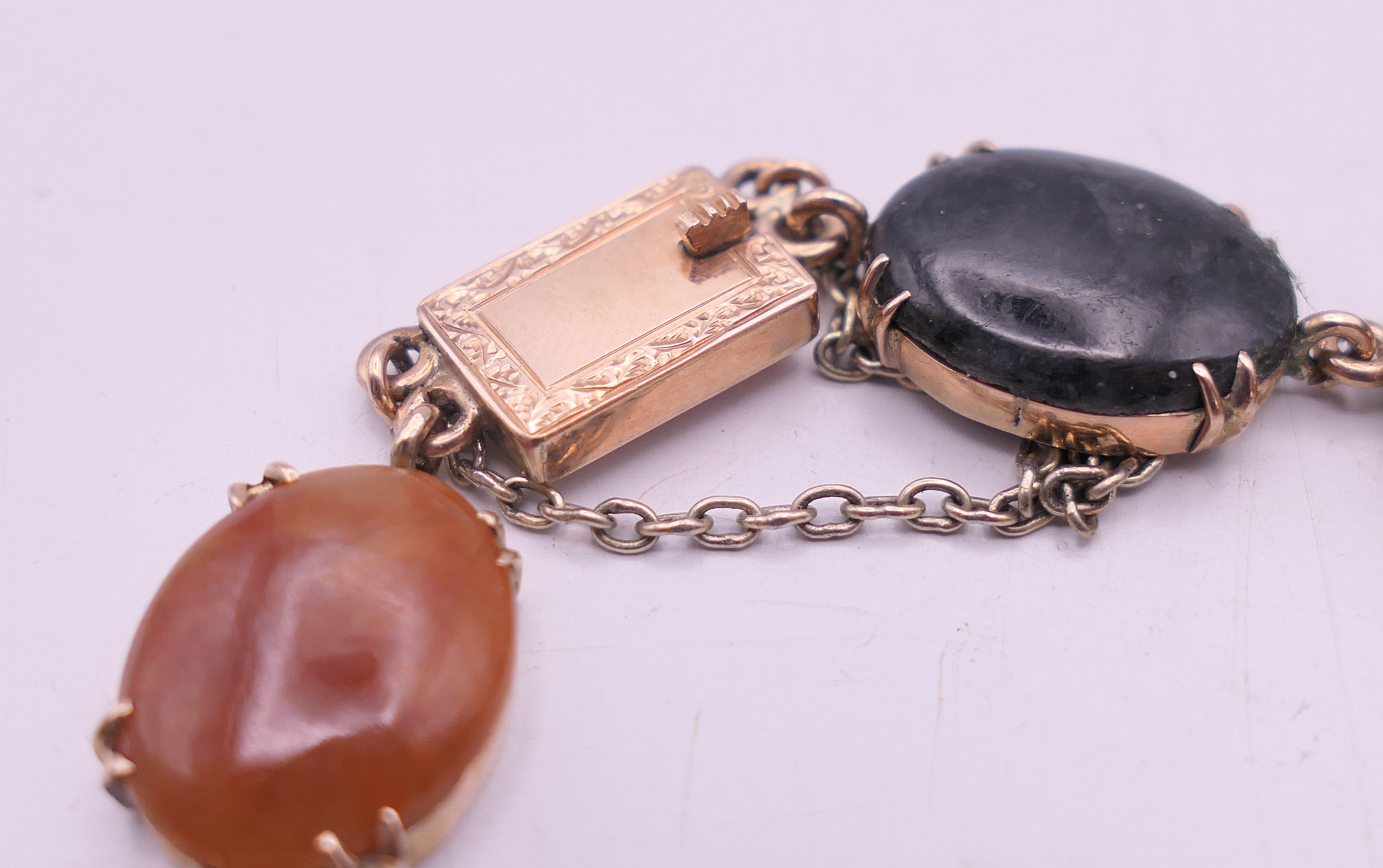A 9 K gold and multi-coloured jade bracelet. 20 cm long. - Image 4 of 6