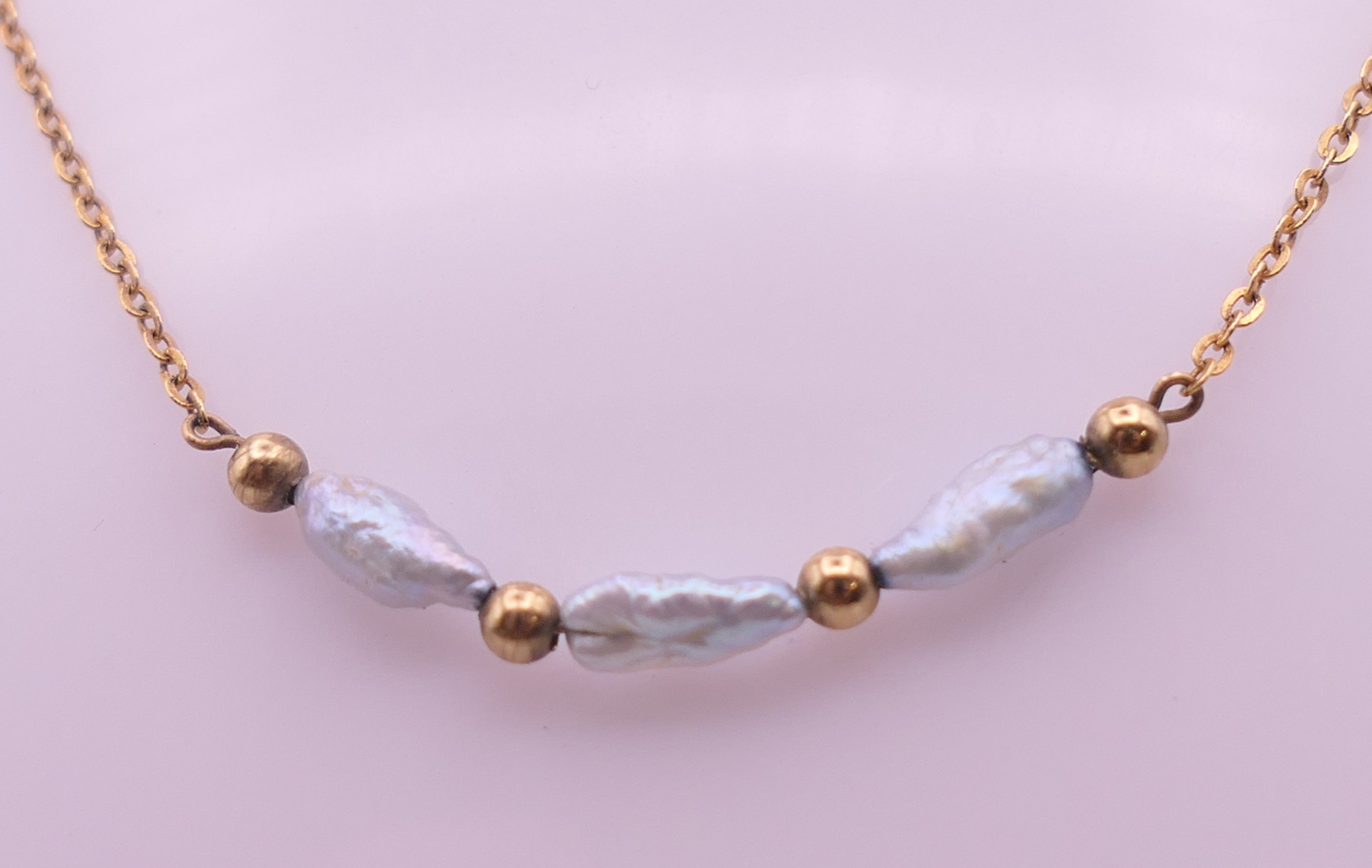 A 9 ct gold and pearl necklace. Approximately 40 cm long. 1.7 grammes total weight. - Image 2 of 10