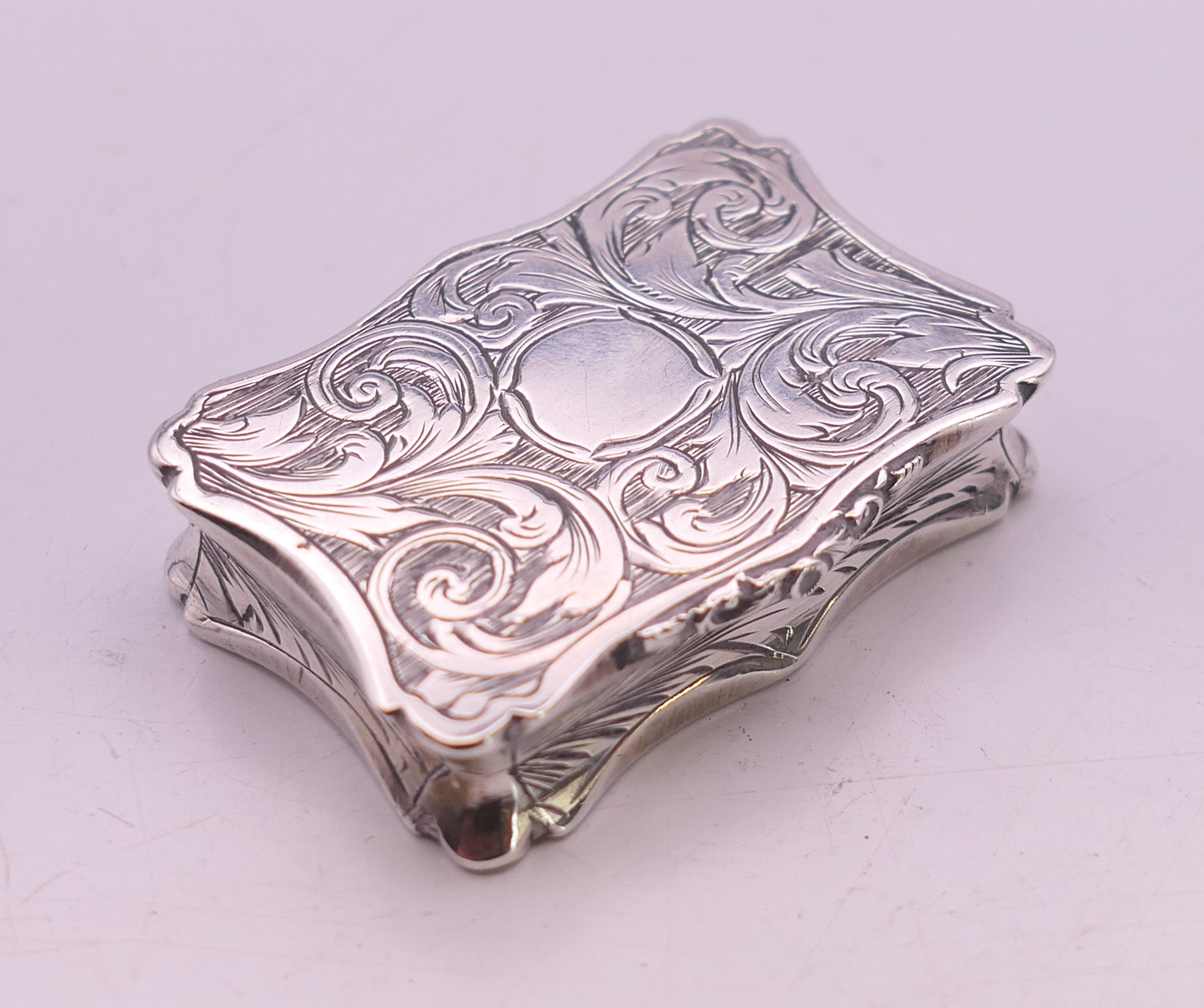 Two Victorian silver vinaigrettes. The larger 3.75 cm x 2.5 cm. - Image 2 of 9