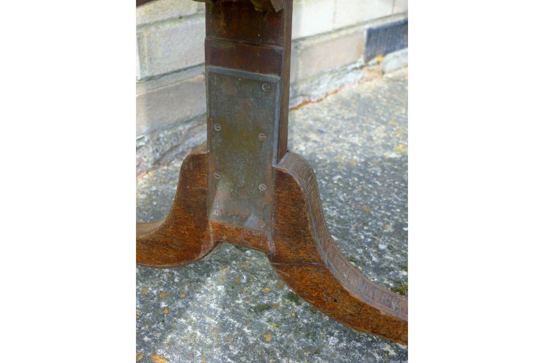 A 19th century mahogany fire screen on splay legs with three sliding panels. 54 cm wide. - Image 5 of 5