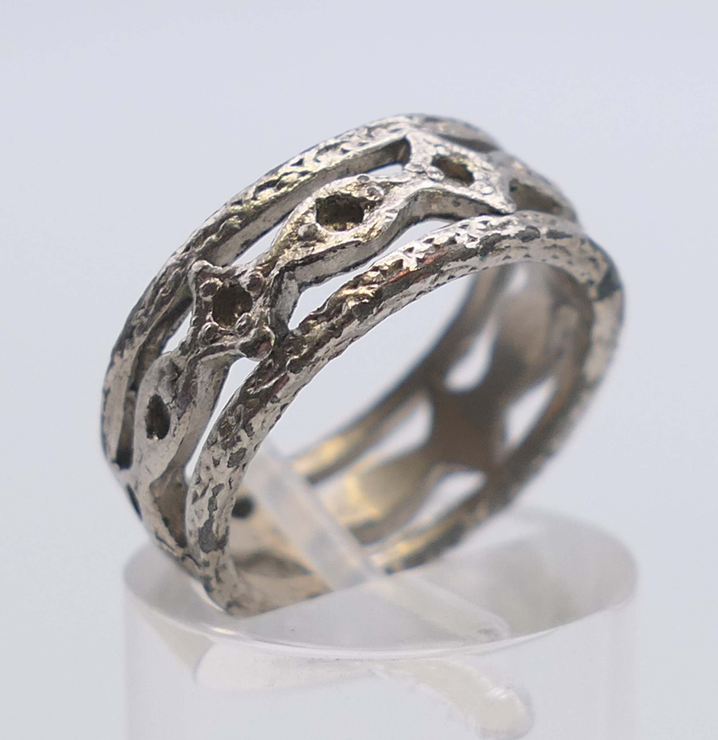 Four silver rings. Green stone ring size P. - Image 3 of 13