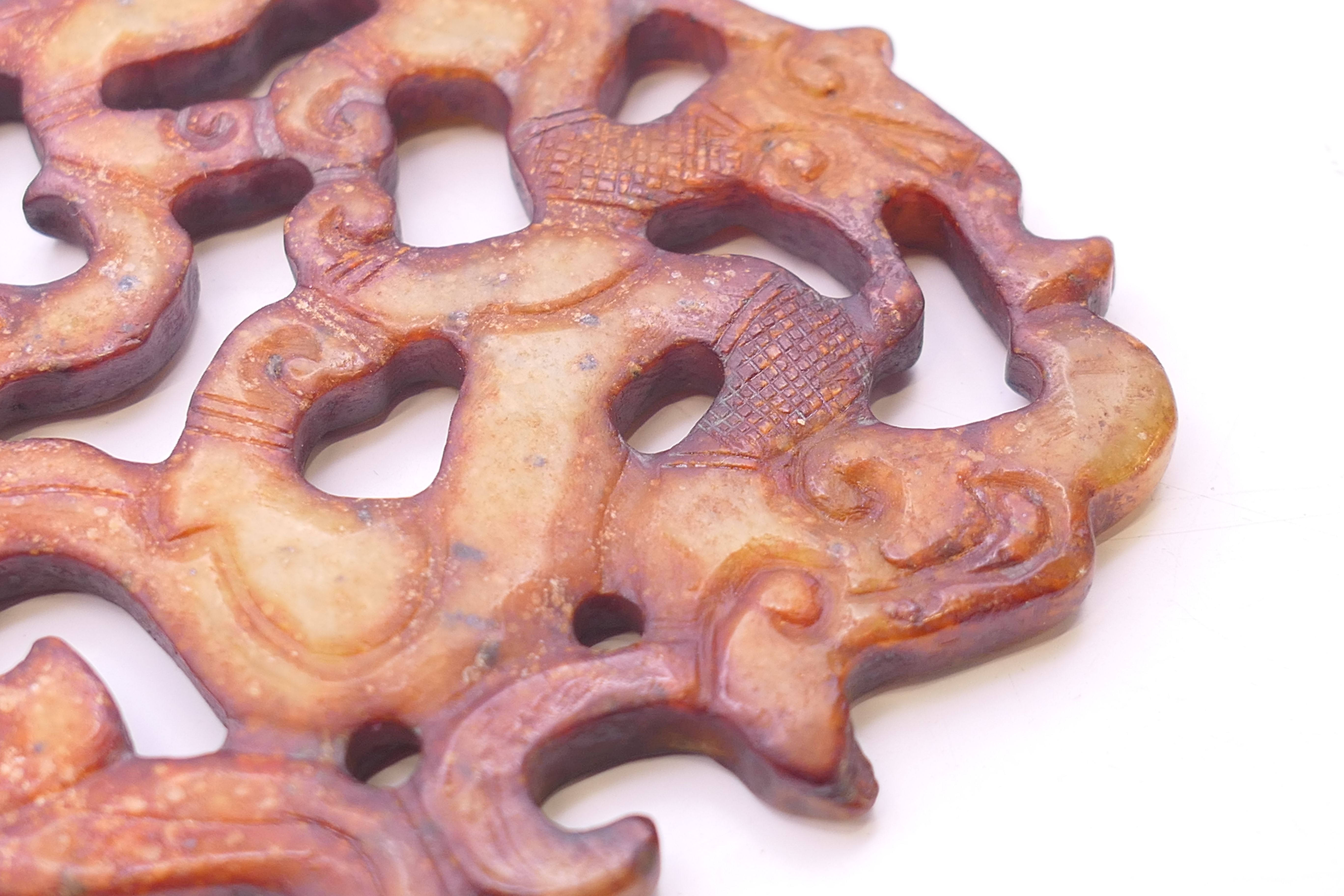 A jade pig and a jade pendant carving. Pig 2.5 cm high, pendant 9.5 x 8.5 cm. - Image 3 of 8