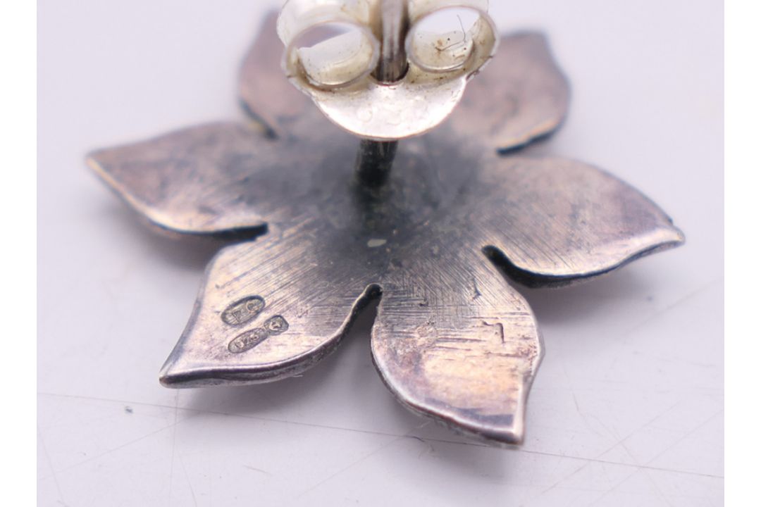 Four pairs of silver earrings. Sunflower earrings approximately 2 cm diameter. - Image 8 of 13