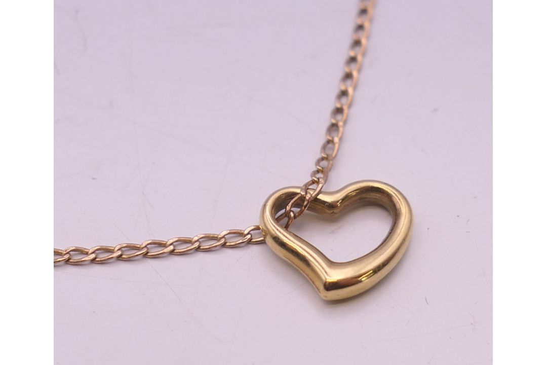 A 9 ct gold heart shaped pendant on a 9 ct gold fine chain. Pendant 1 cm x 1 cm, chain 42 cm long. - Image 7 of 9