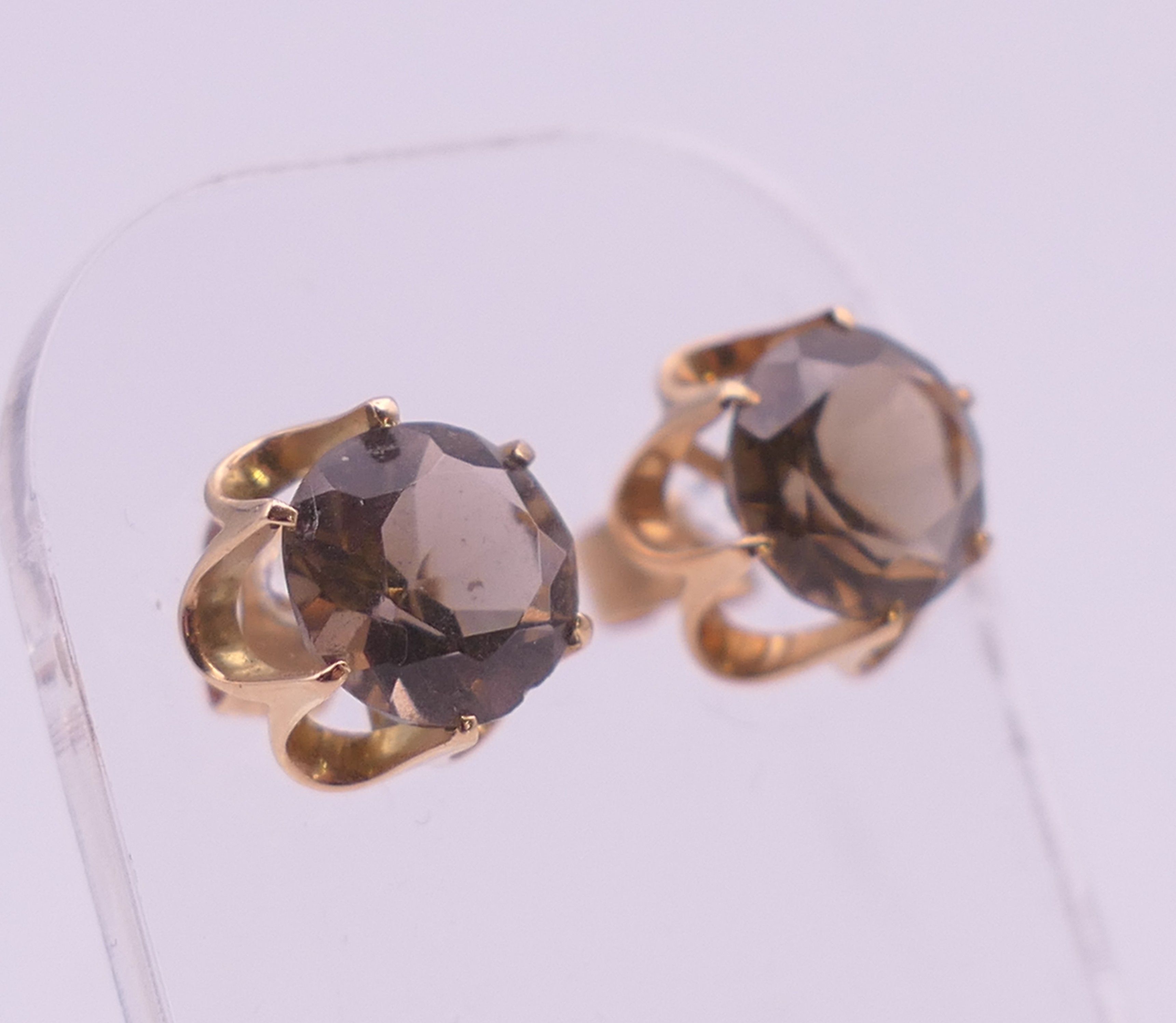 A pair of 14 ct gold and smoky quartz ear studs. 1 cm diameter. 2.5 grammes total weight. - Image 2 of 5