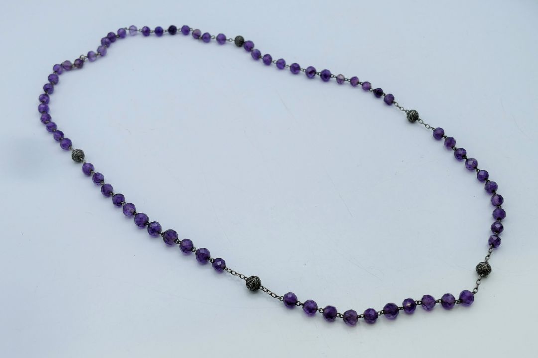 An amethyst bead necklace. 76 cm long. - Image 1 of 4