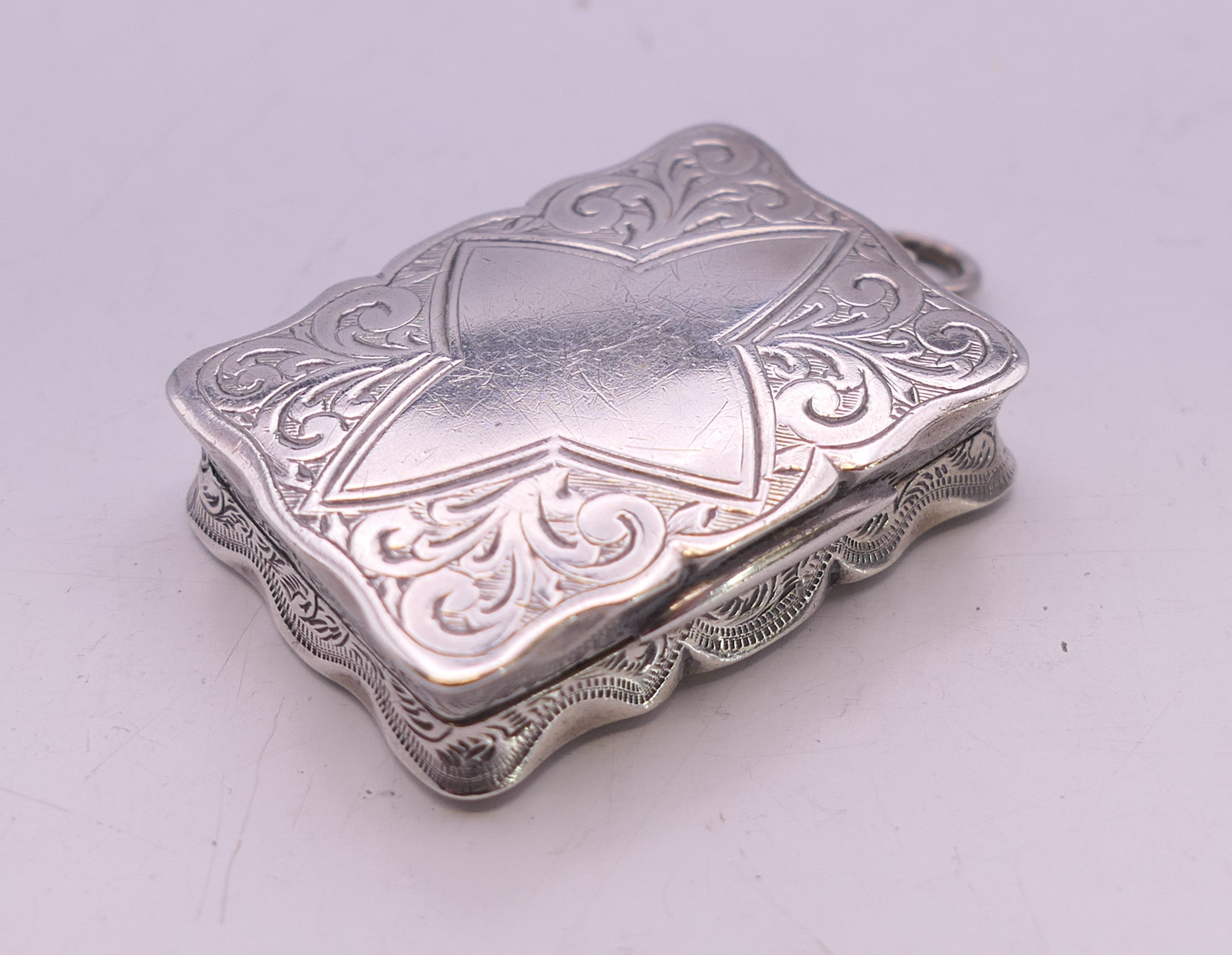 Two Victorian silver vinaigrettes. The larger 3.75 cm x 2.5 cm. - Image 6 of 9