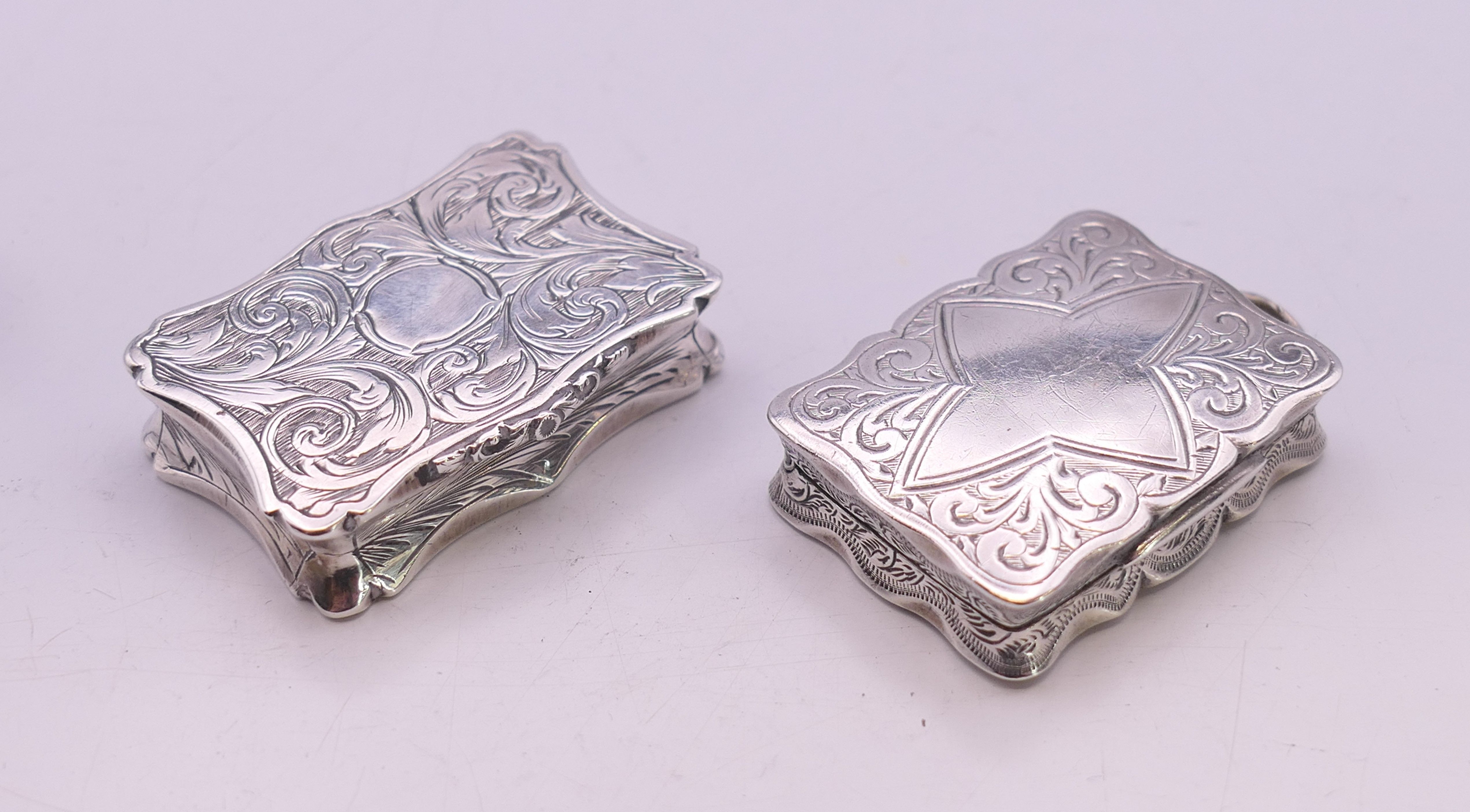 Two Victorian silver vinaigrettes. The larger 3.75 cm x 2.5 cm.