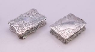 Two Victorian silver vinaigrettes. The larger 3.75 cm x 2.5 cm.