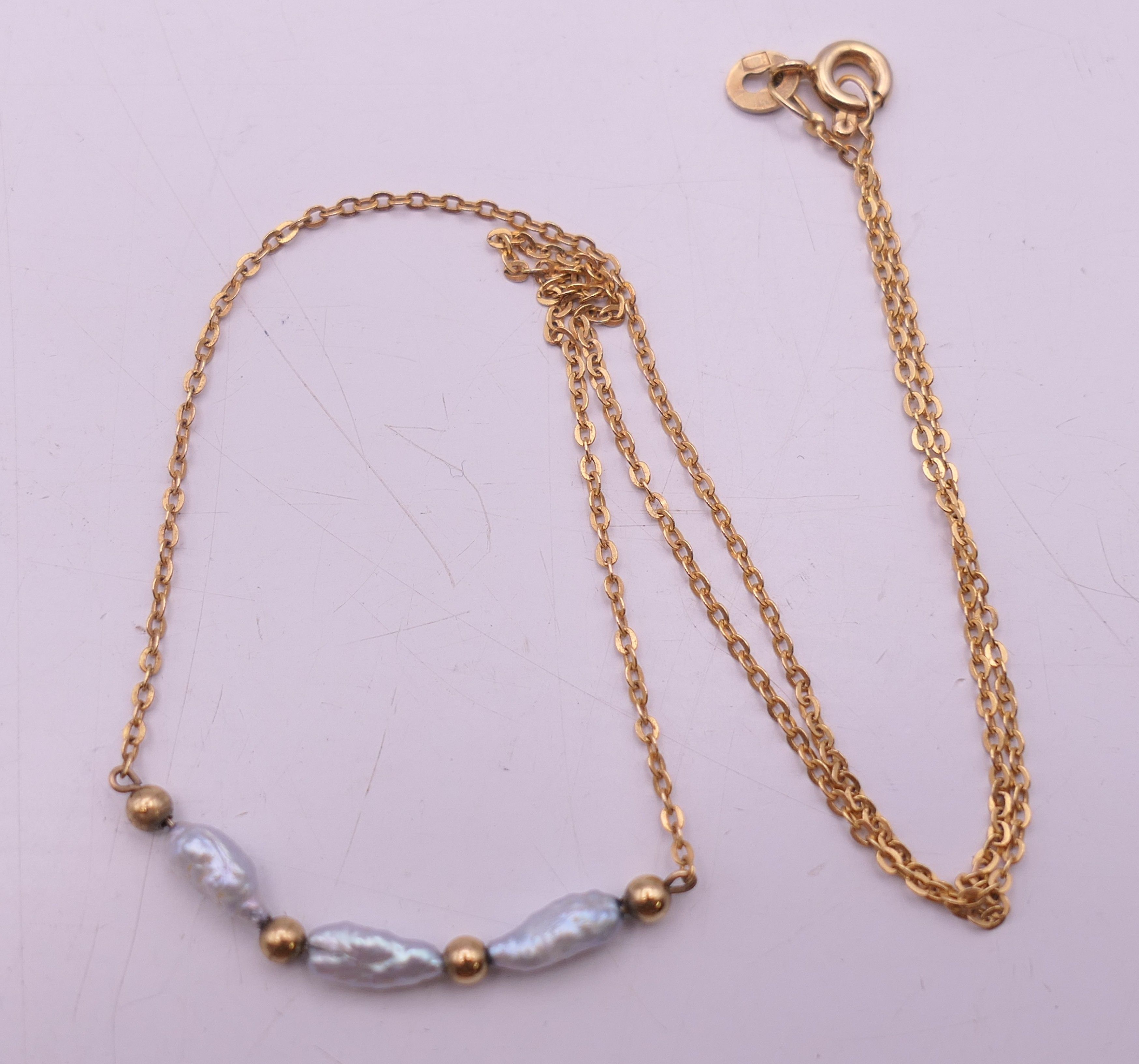 A 9 ct gold and pearl necklace. Approximately 40 cm long. 1.7 grammes total weight. - Image 9 of 10