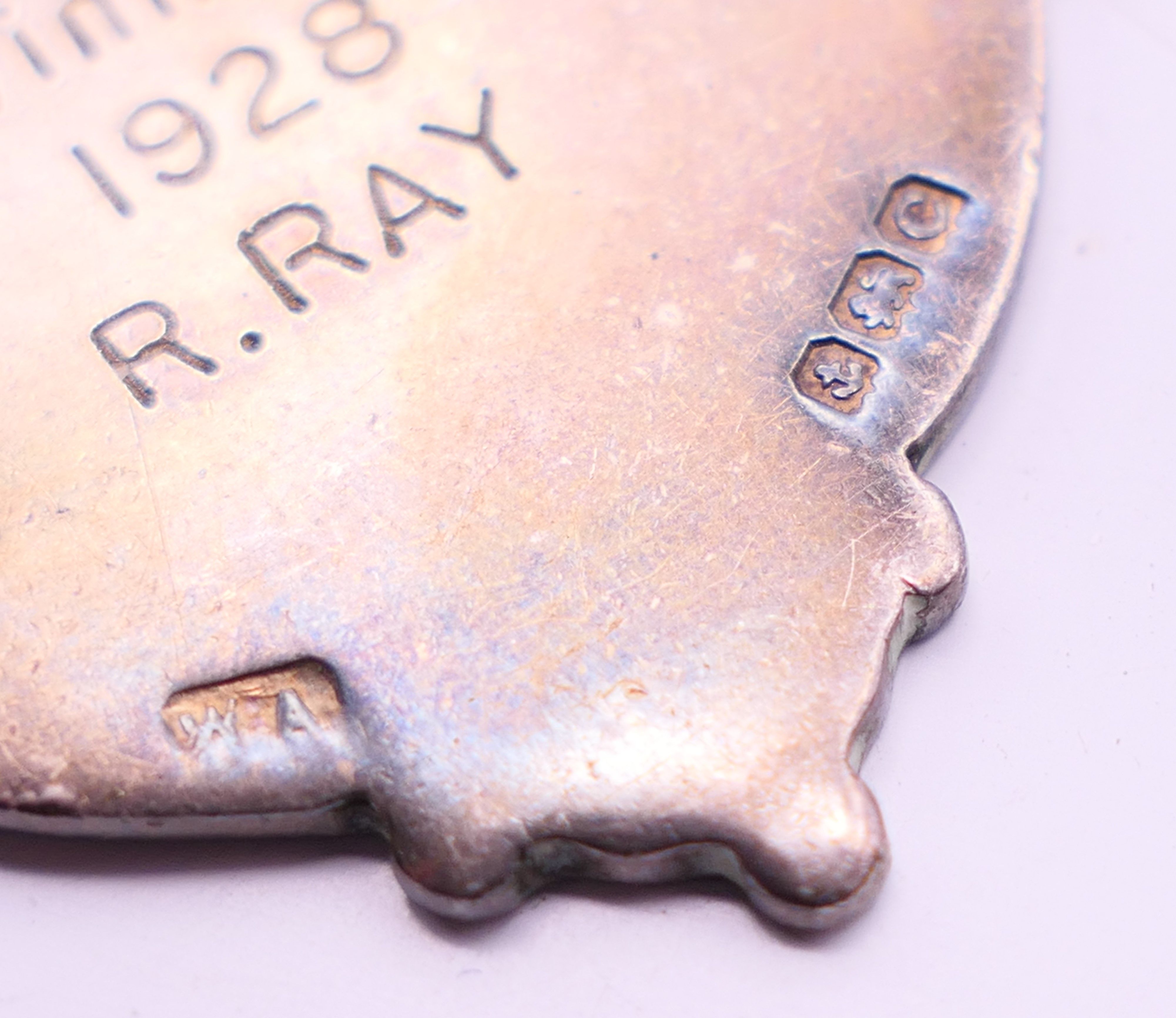 A silver fob with rose gold inlay. 4.5 cm high. - Image 4 of 4