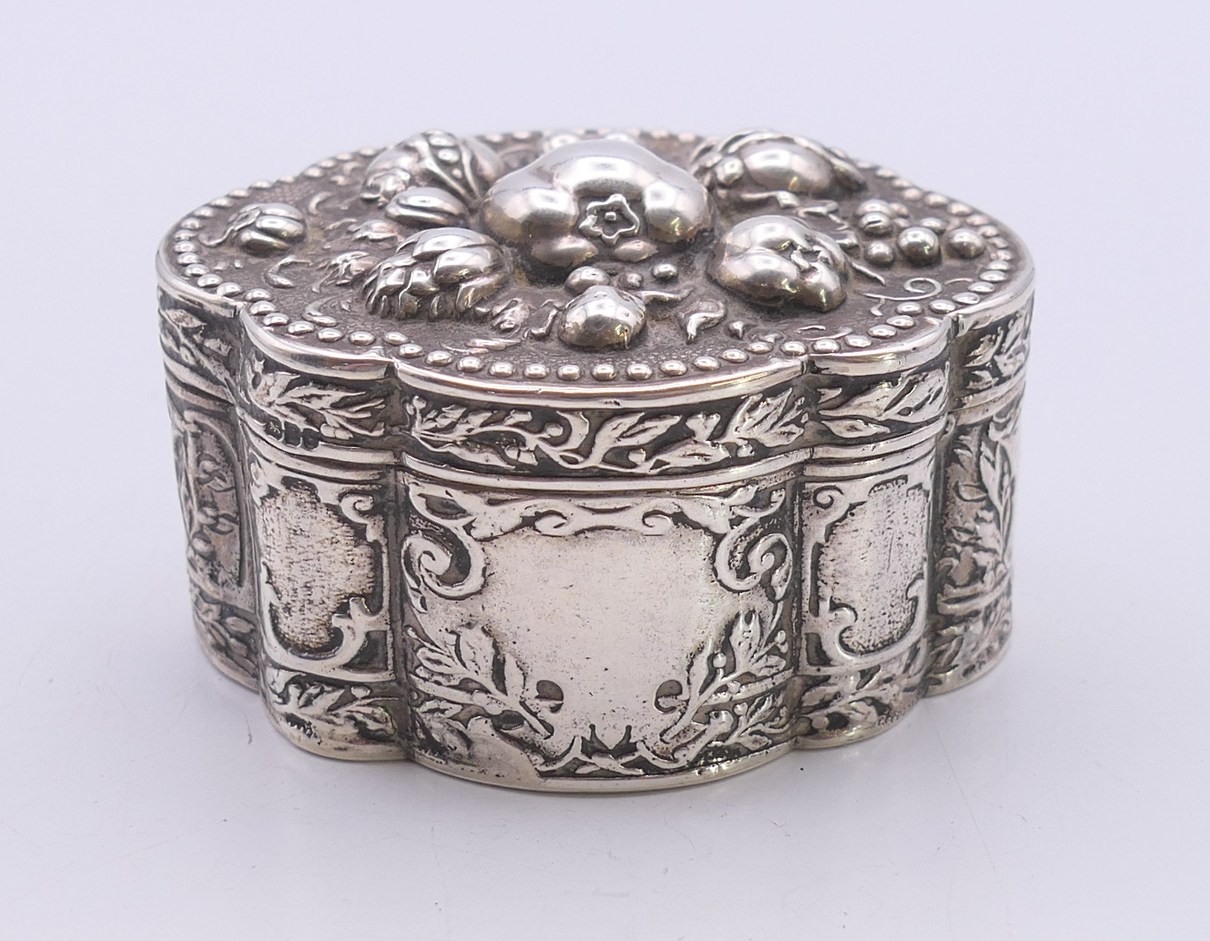 A Continental embossed silver box. 94.8 grammes. 4 cm high.