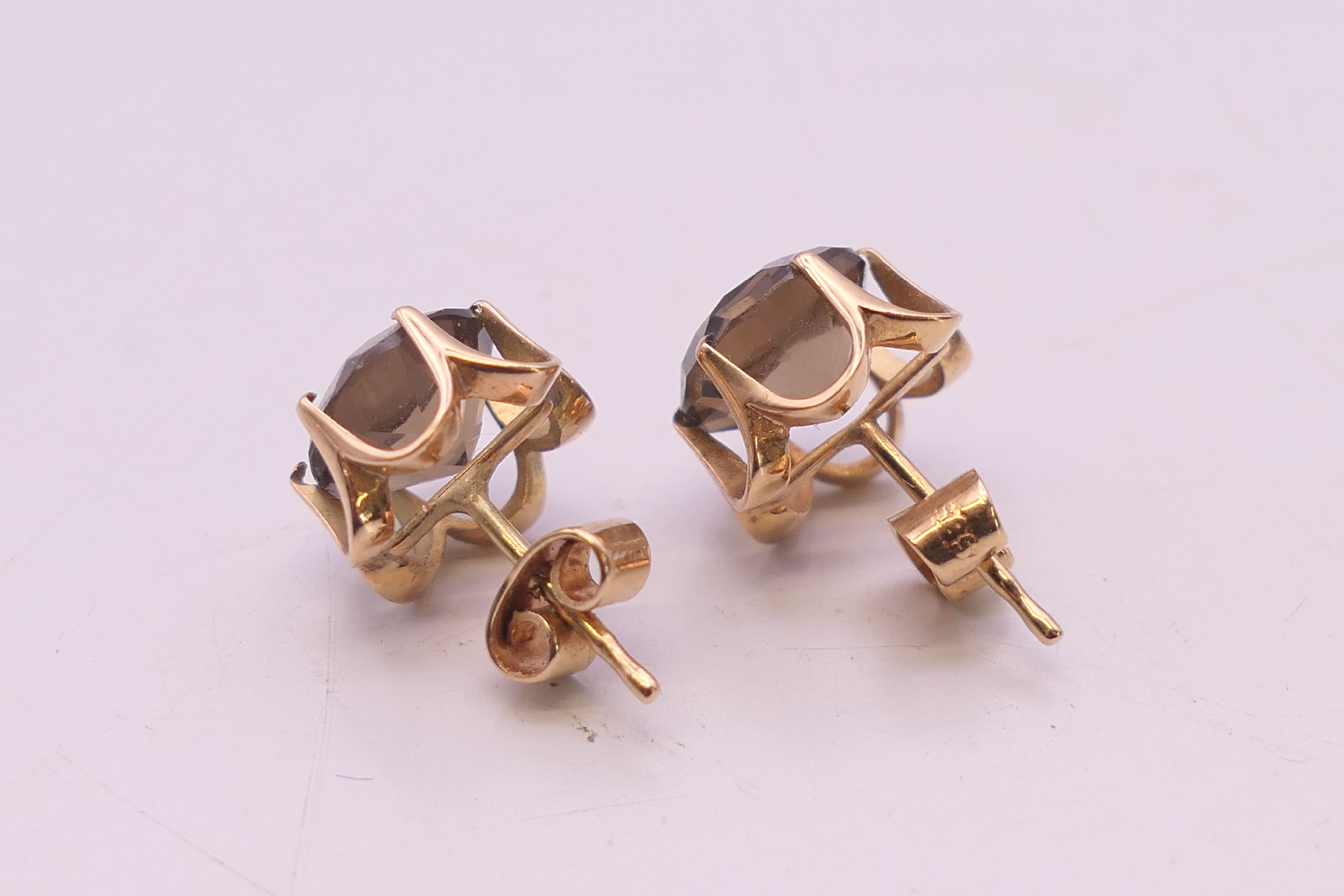 A pair of 14 ct gold and smoky quartz ear studs. 1 cm diameter. 2.5 grammes total weight. - Image 5 of 5