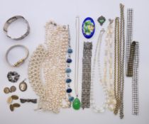 A quantity of miscellaneous jewellery, to include necklaces,
