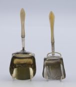 Two Georgian mother-of-pearl handled silver caddy spoons. 9 cm and 9.5 cm high respectively.