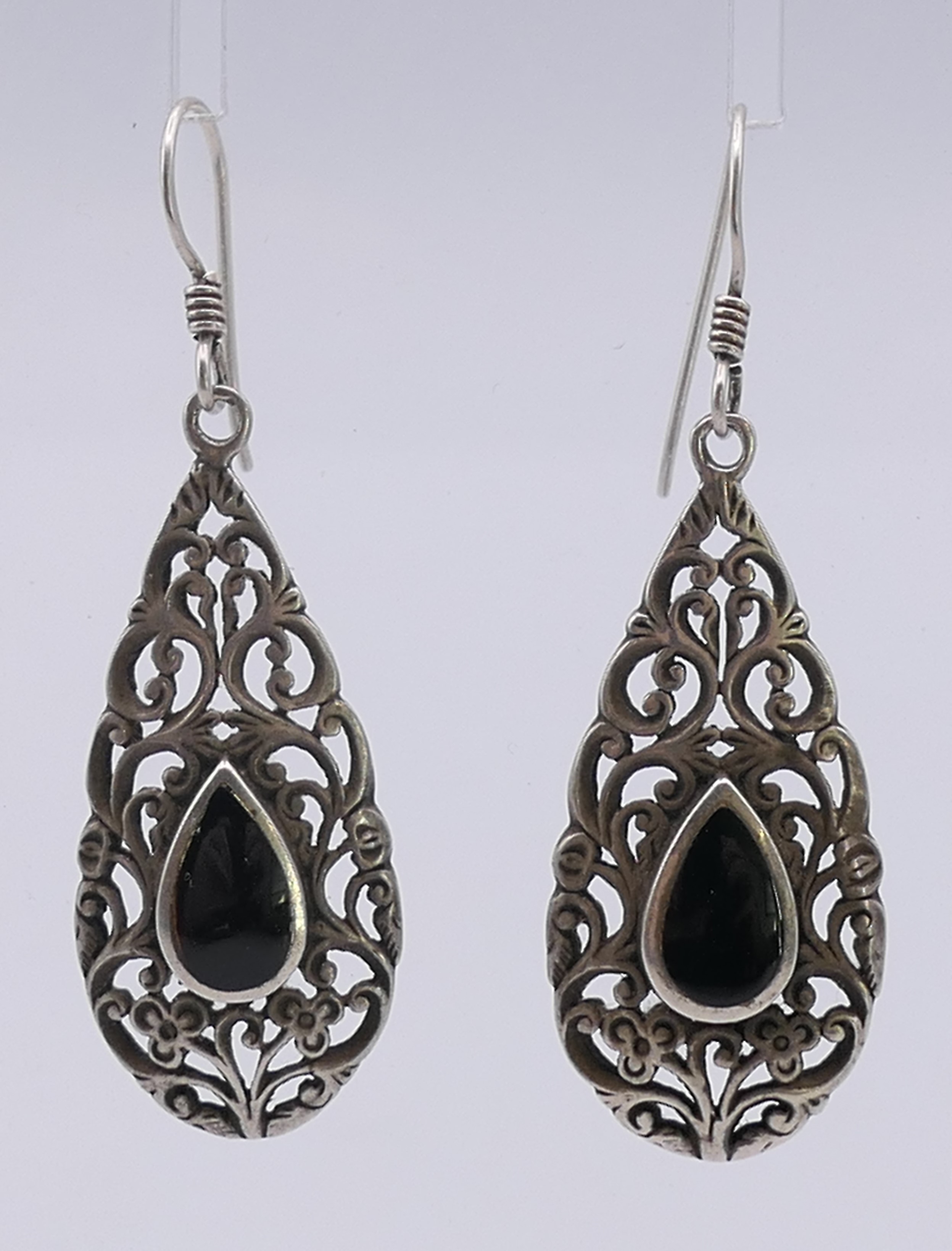 A pair of silver earrings set with black onyx. 4 cm high.