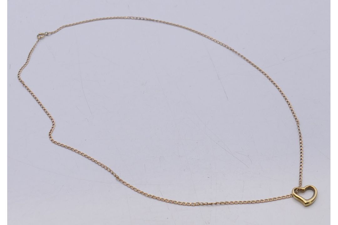 A 9 ct gold heart shaped pendant on a 9 ct gold fine chain. Pendant 1 cm x 1 cm, chain 42 cm long. - Image 6 of 9