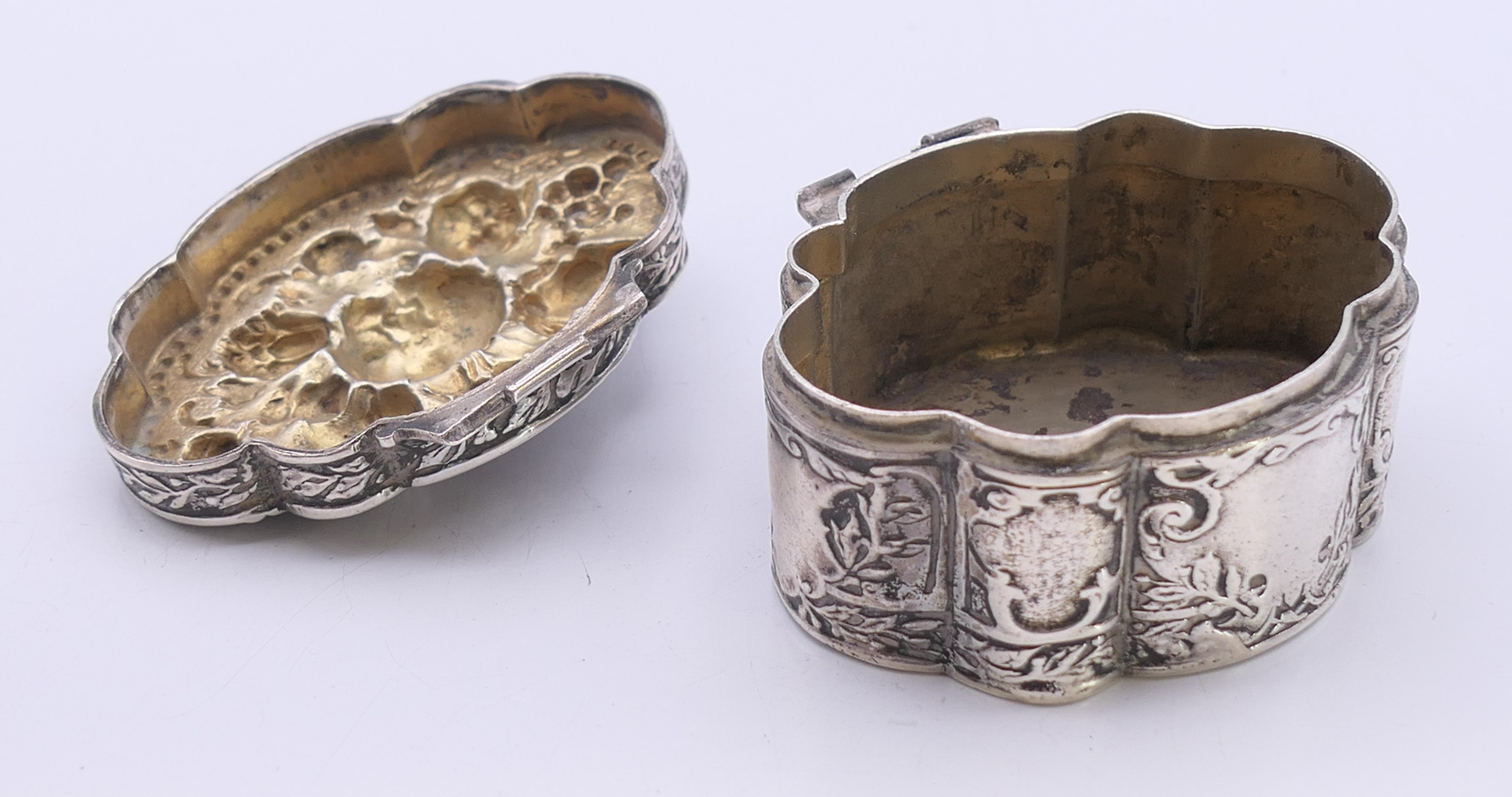 A Continental embossed silver box. 94.8 grammes. 4 cm high. - Image 4 of 6