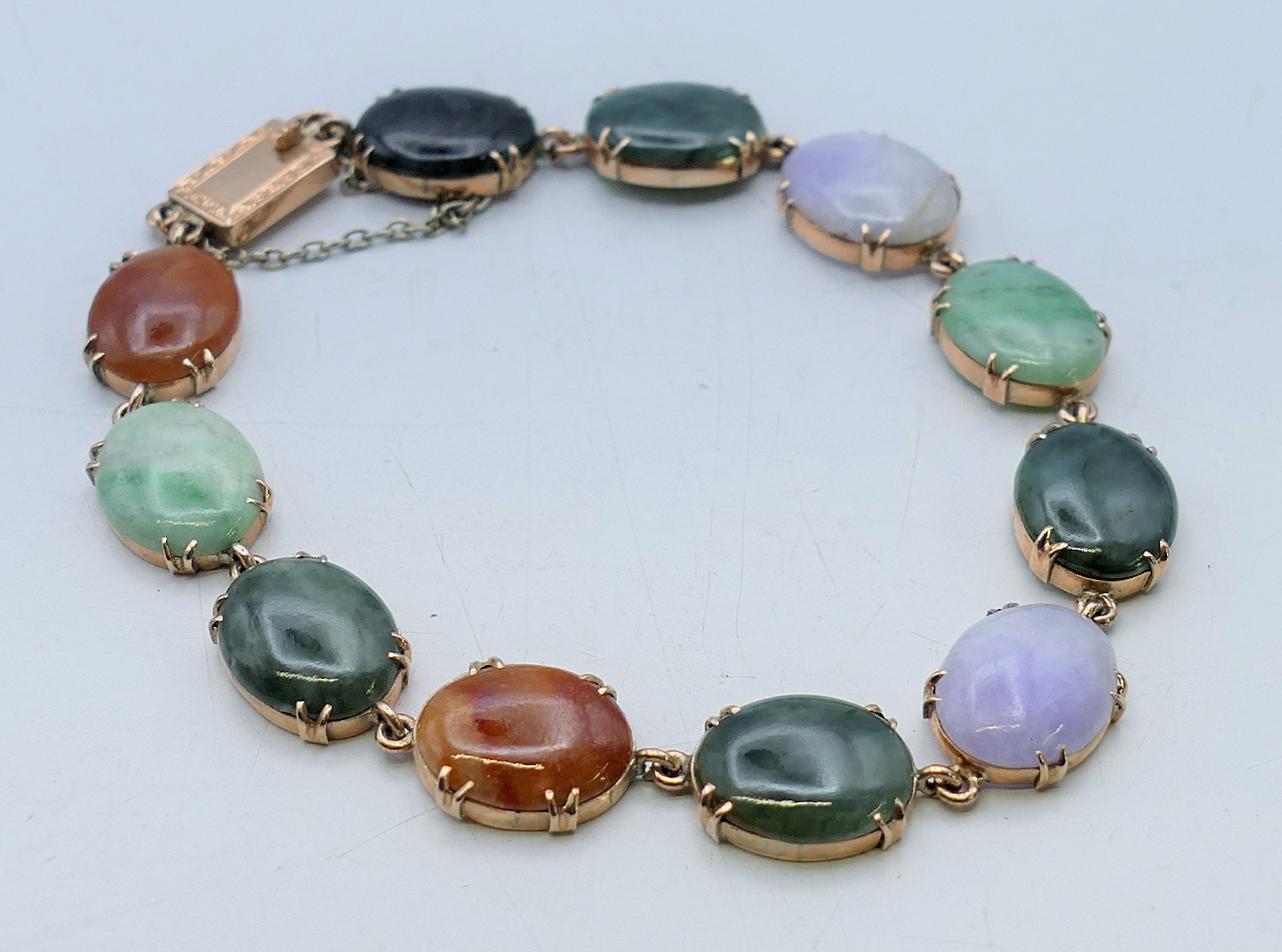 A 9 K gold and multi-coloured jade bracelet. 20 cm long.