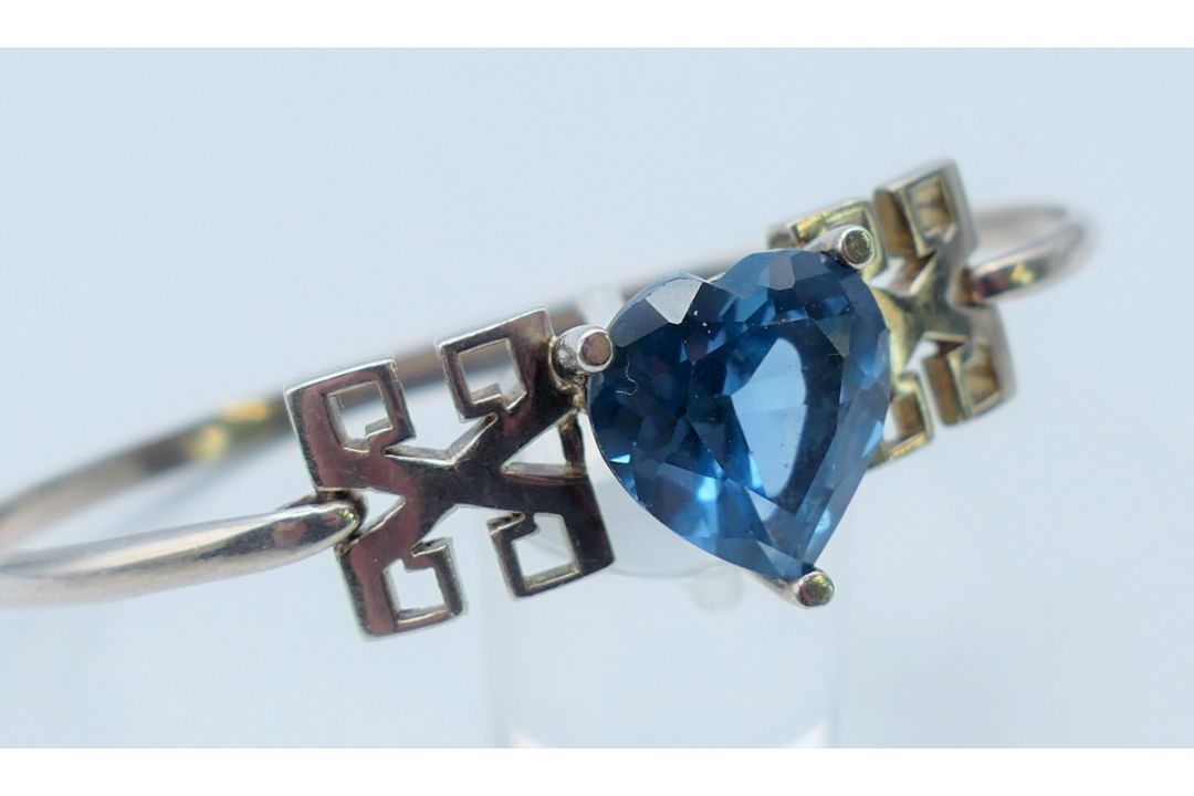 A silver bangle with heart shaped blue stone. Heart 1.5 cm high. - Image 2 of 6
