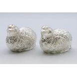A pair of silver-plated salt and pepper in the form of birds/partridges. 4.5 cm high.