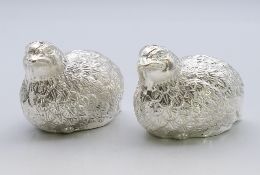 A pair of silver-plated salt and pepper in the form of birds/partridges. 4.5 cm high.