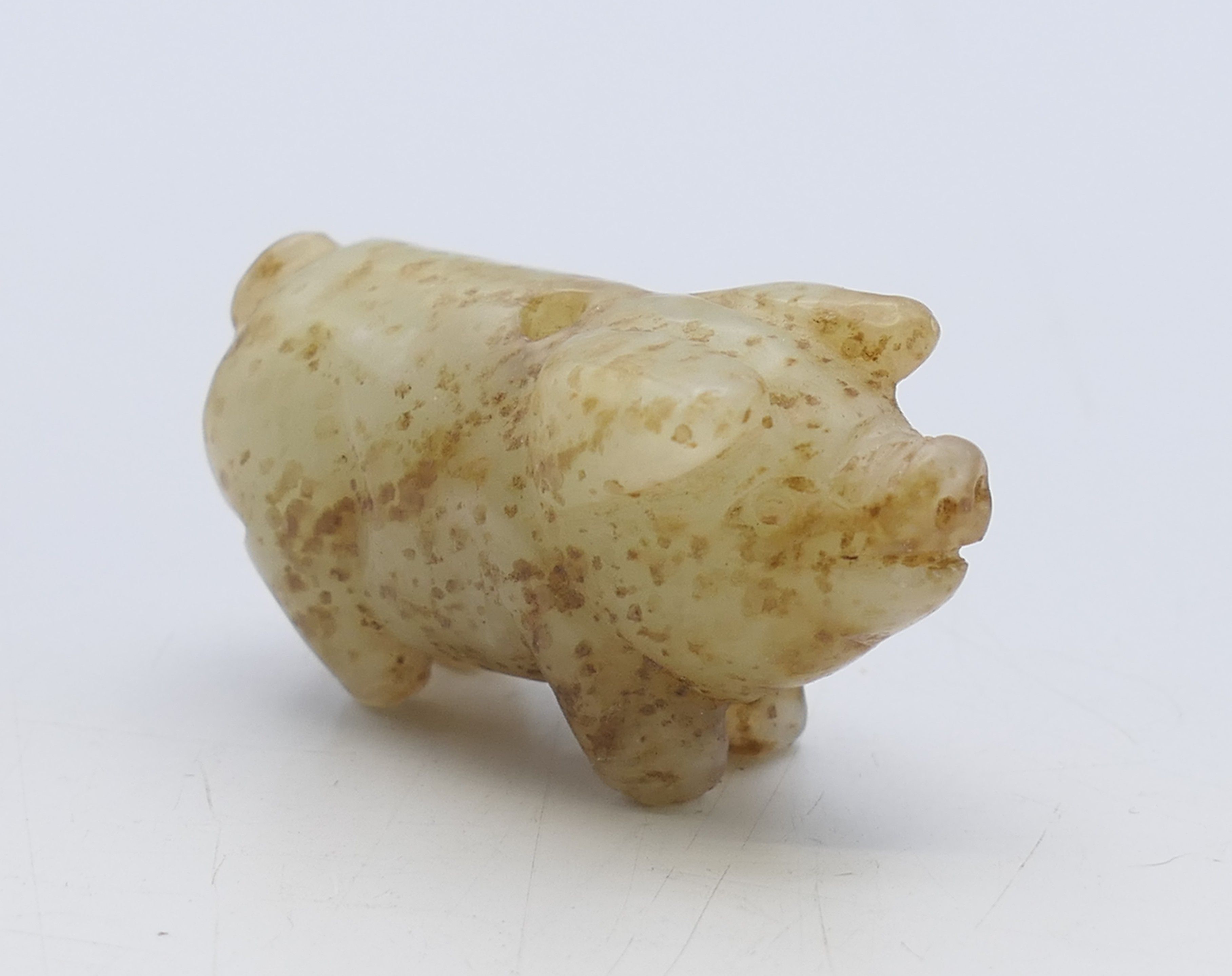 A jade pig and a jade pendant carving. Pig 2.5 cm high, pendant 9.5 x 8.5 cm. - Image 5 of 8
