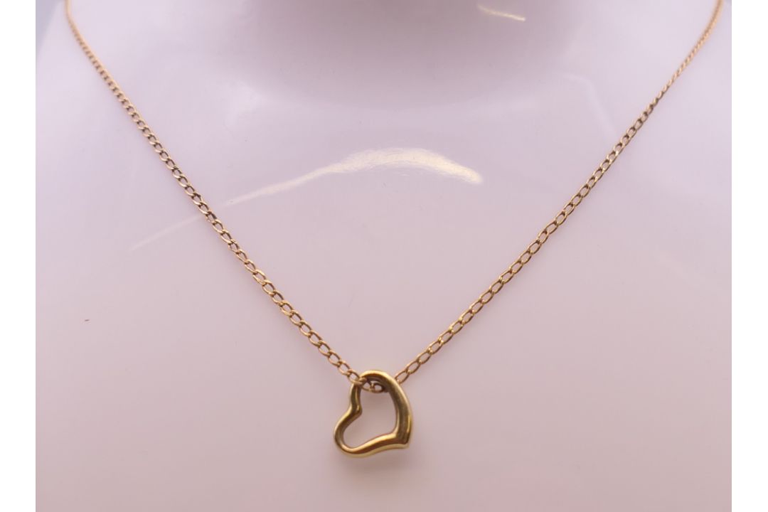 A 9 ct gold heart shaped pendant on a 9 ct gold fine chain. Pendant 1 cm x 1 cm, chain 42 cm long. - Image 1 of 9