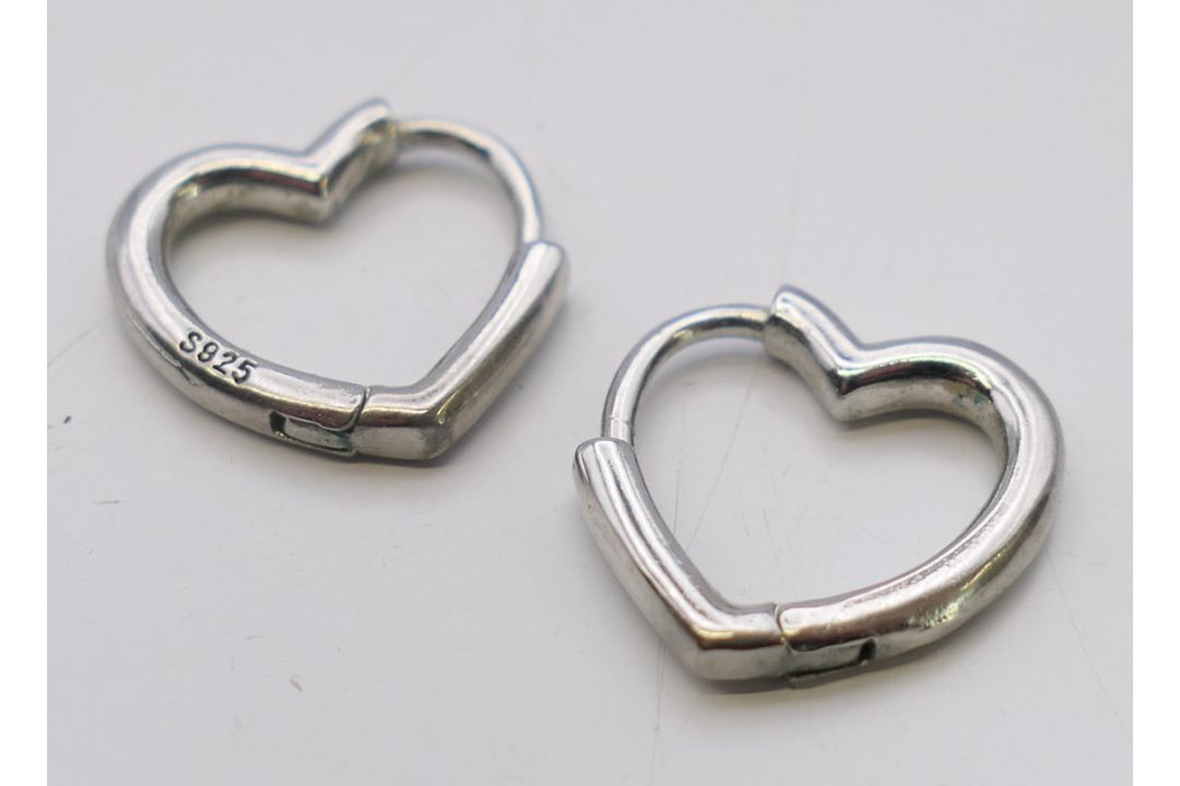 Four pairs of silver earrings. Sunflower earrings approximately 2 cm diameter. - Image 12 of 13