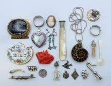 A quantity of various jewellery, including a 14 K white gold clasp,